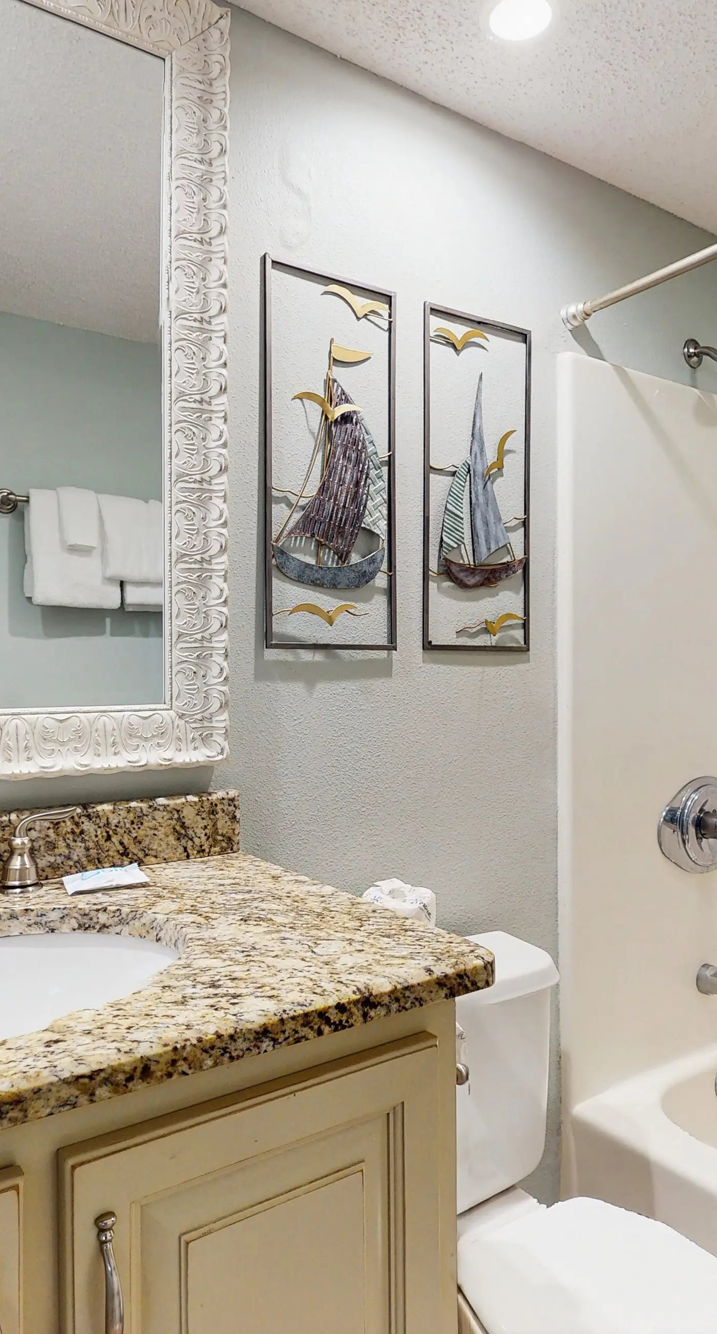 Gulf-front, snowbird-friendly condo with views, hot tub & pool