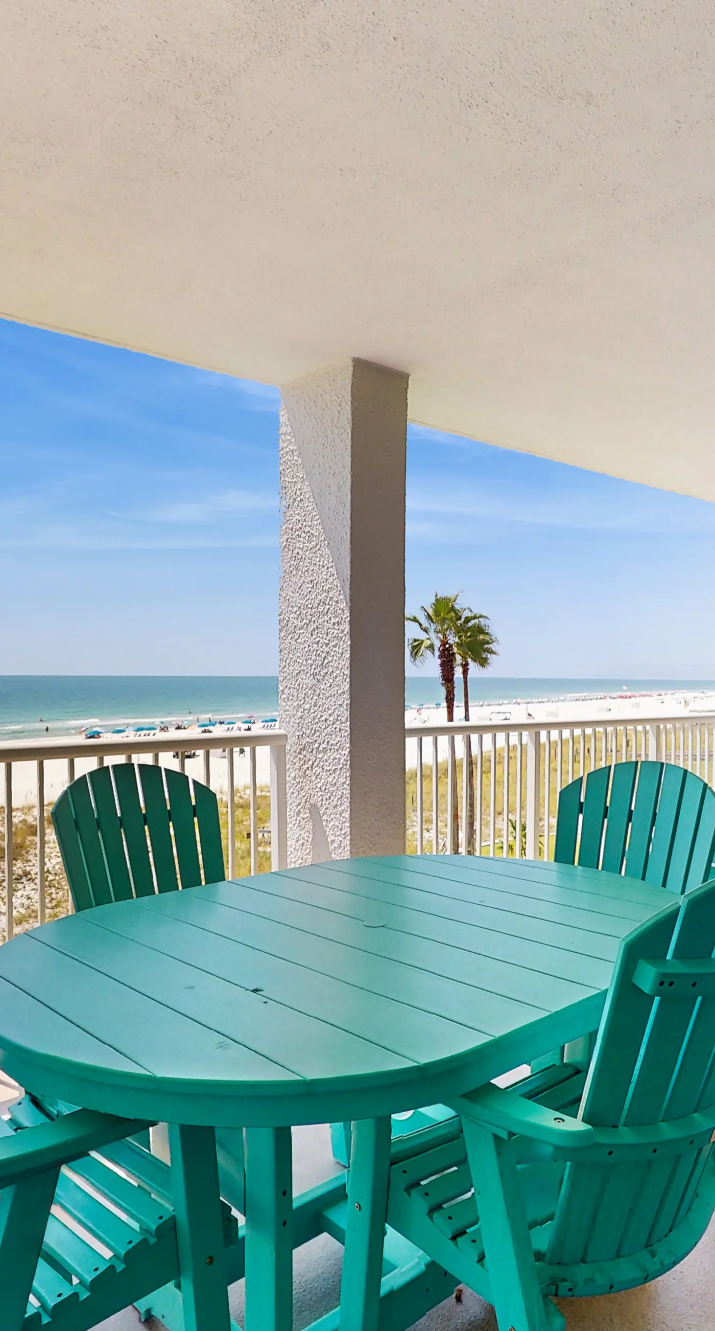 Gulf-front, snowbird-friendly condo with views, hot tub & pool