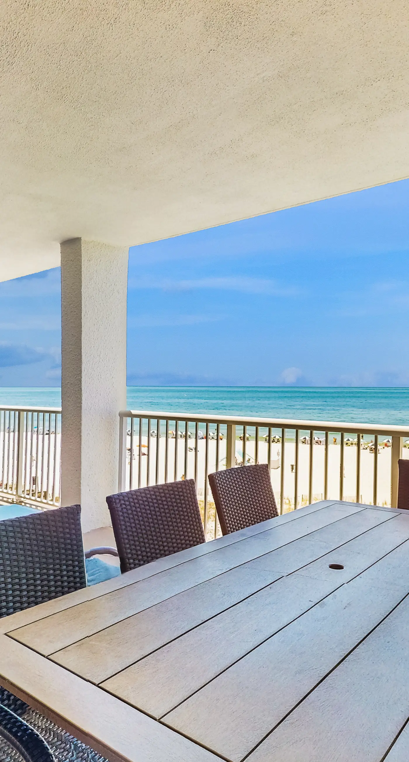 Gulf front condo w/ a shared hot tub, pools, tennis - snowbirds welcome