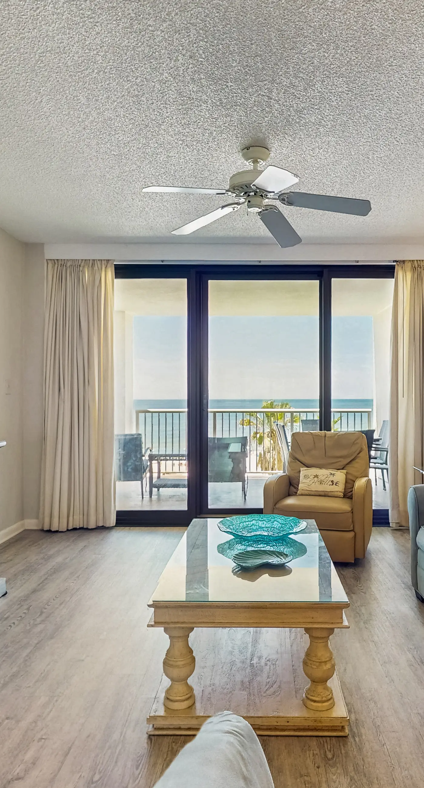 Gulf front condo w/ a shared hot tub, pools, tennis - snowbirds welcome