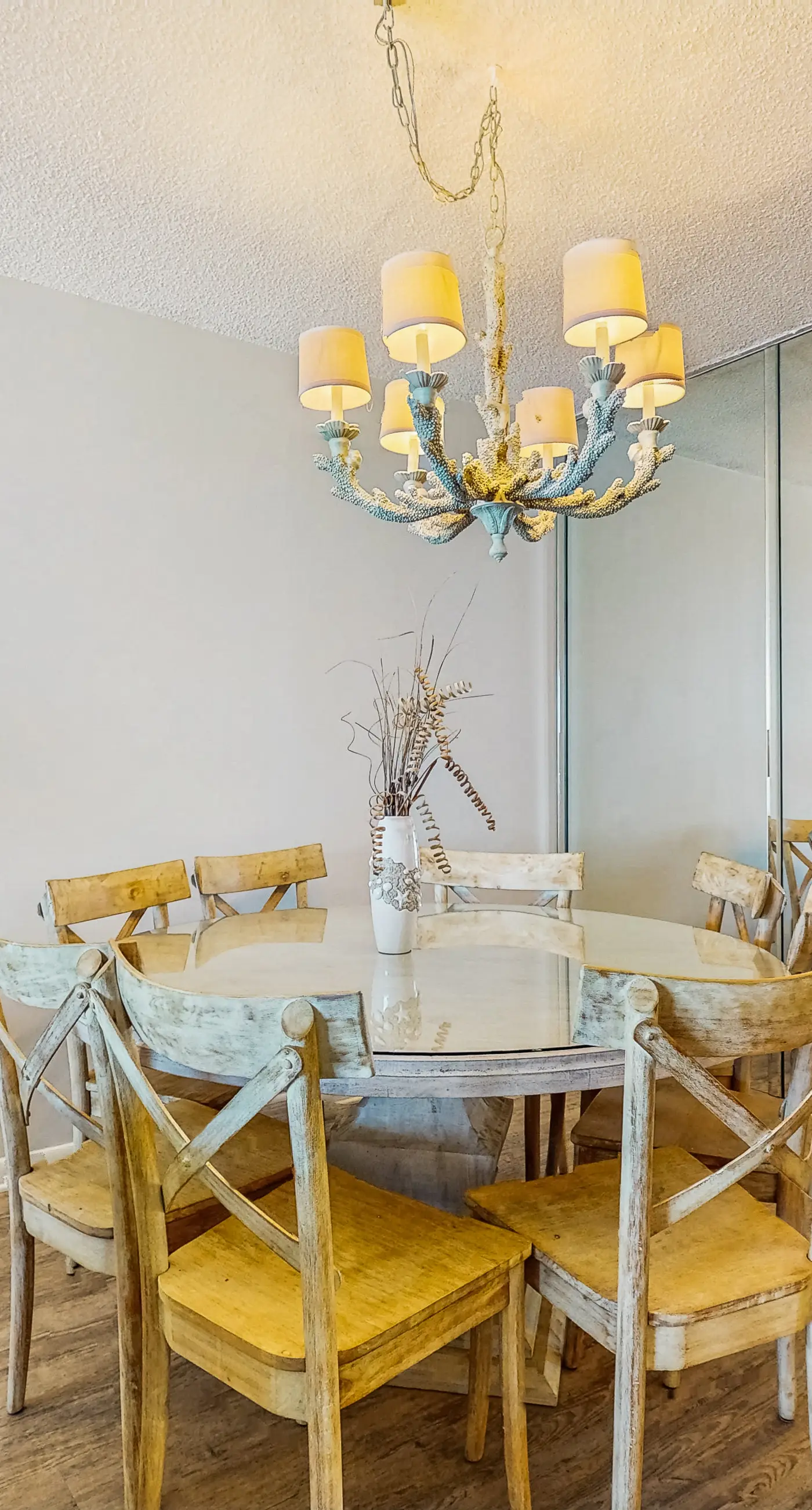 Gulf front condo w/ a shared hot tub, pools, tennis - snowbirds welcome