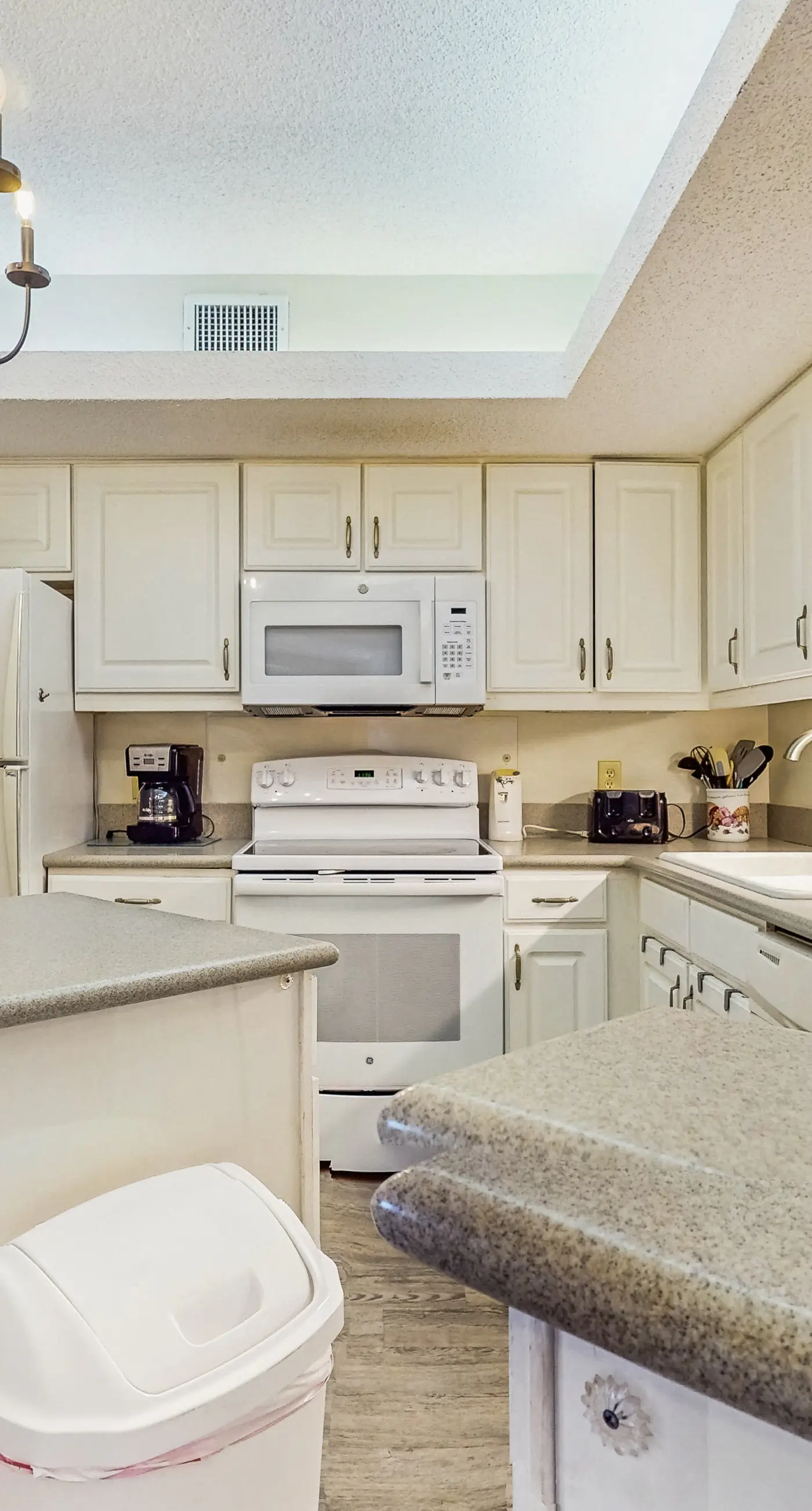 Gulf front condo w/ a shared hot tub, pools, tennis - snowbirds welcome