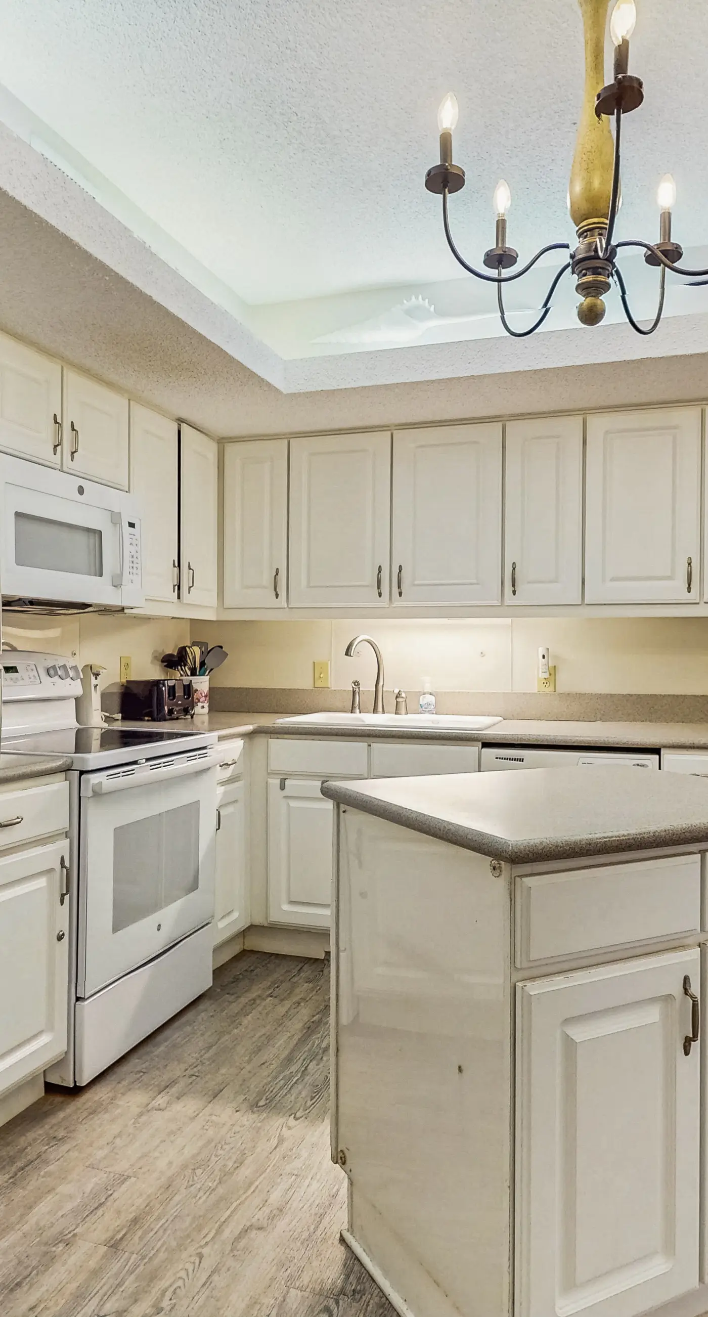 Gulf front condo w/ a shared hot tub, pools, tennis - snowbirds welcome