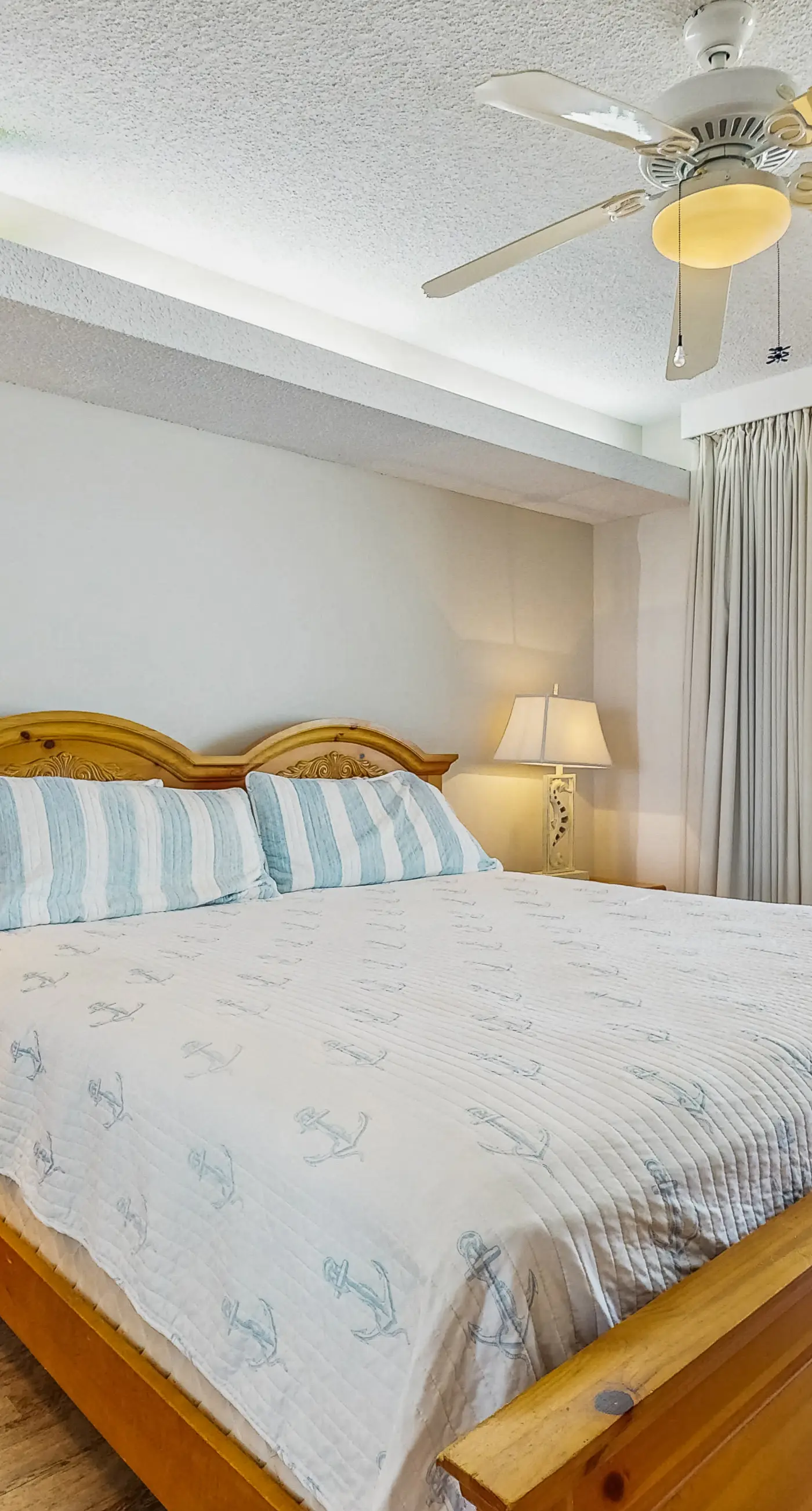 Gulf front condo w/ a shared hot tub, pools, tennis - snowbirds welcome