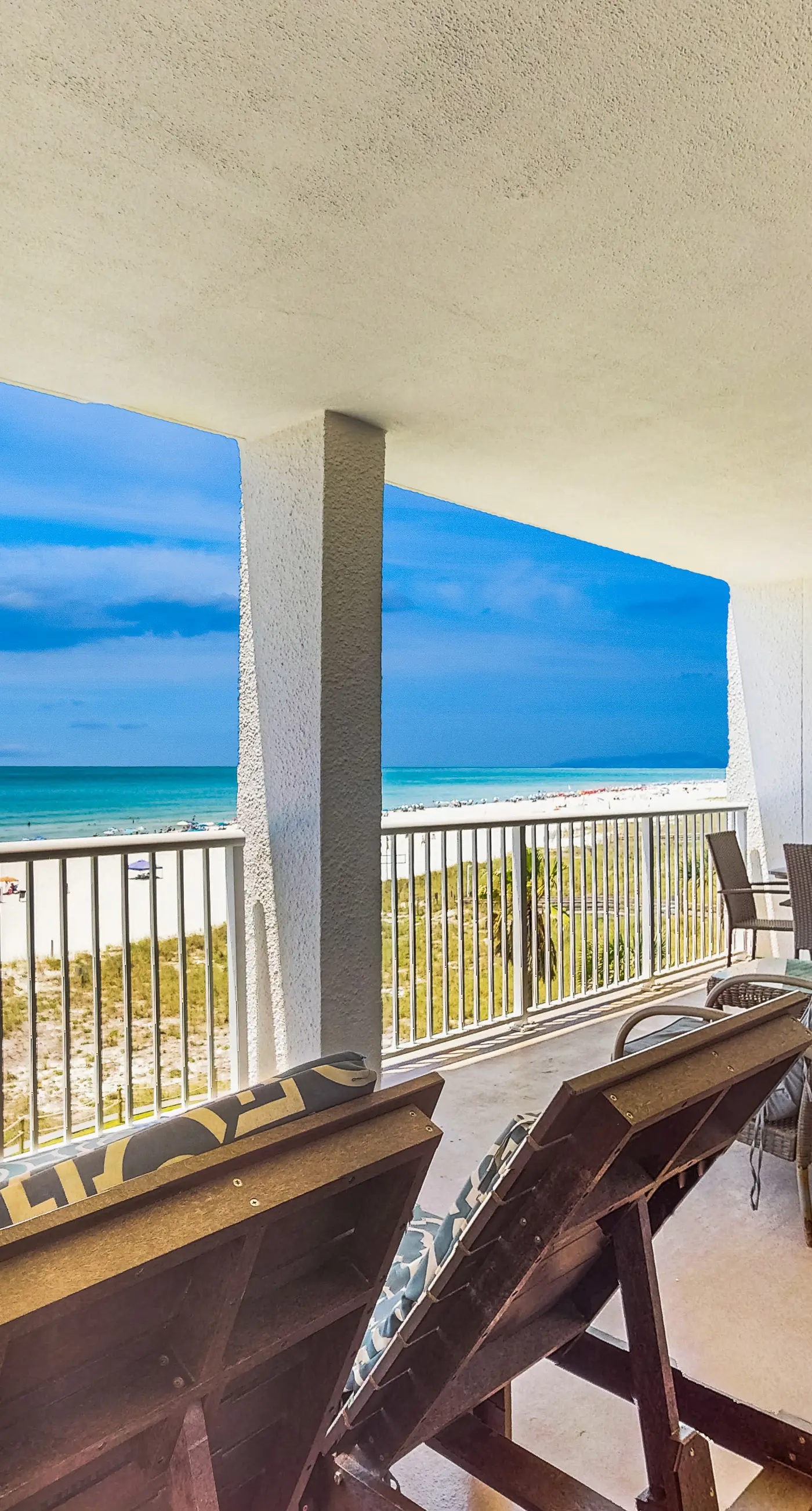 Gulf front condo w/ a shared hot tub, pools, tennis - snowbirds welcome