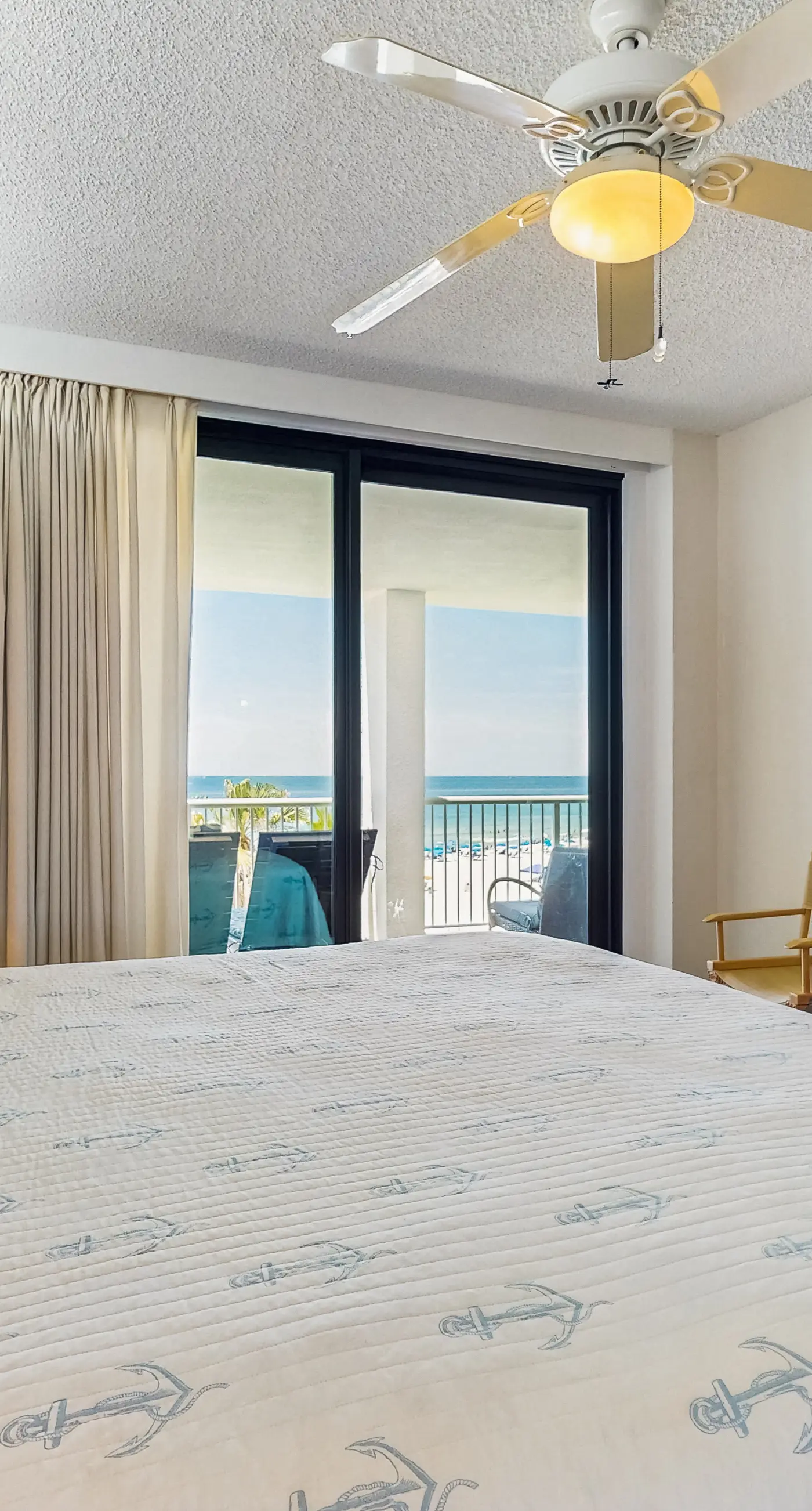 Gulf front condo w/ a shared hot tub, pools, tennis - snowbirds welcome