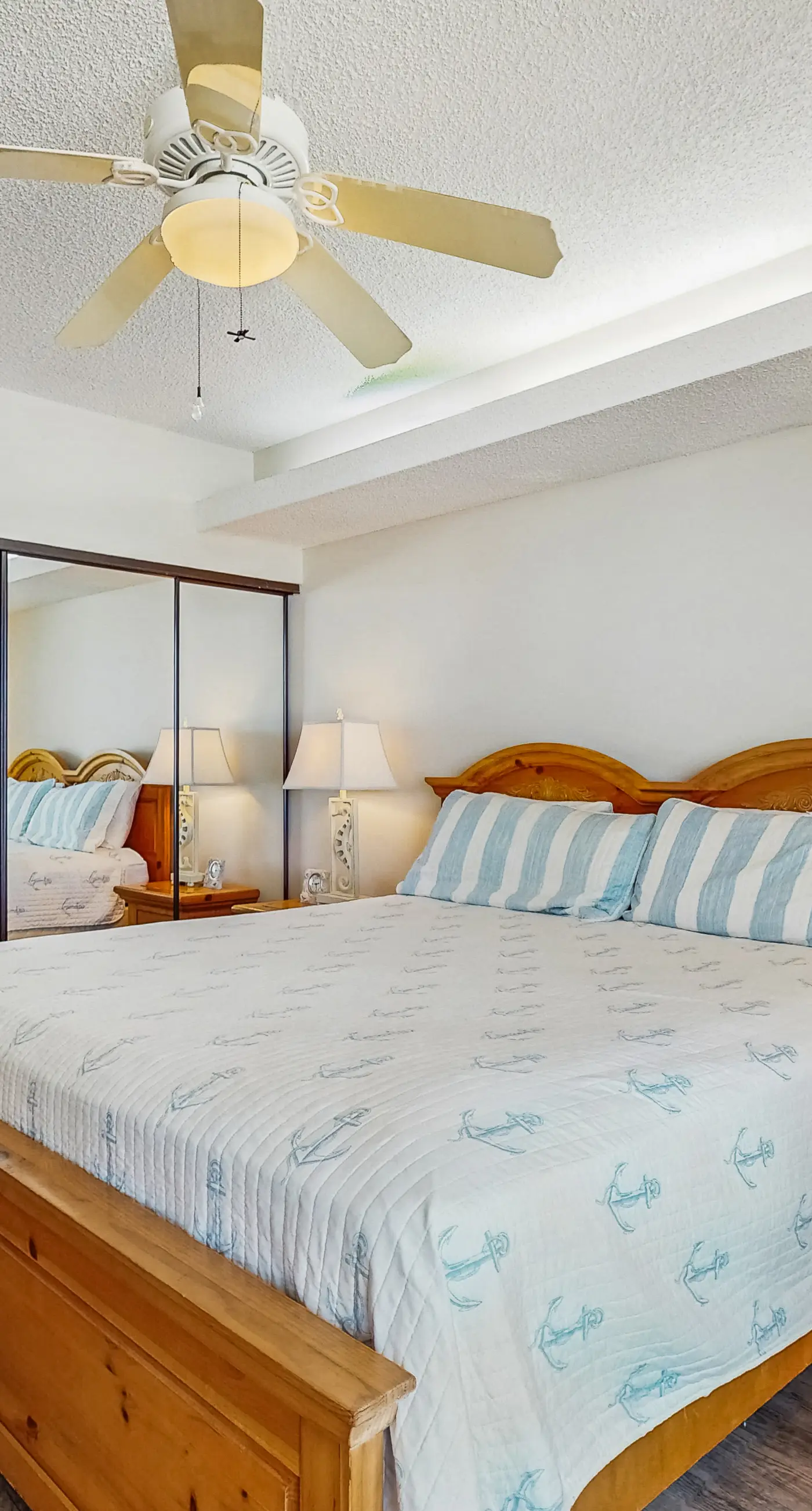 Gulf front condo w/ a shared hot tub, pools, tennis - snowbirds welcome