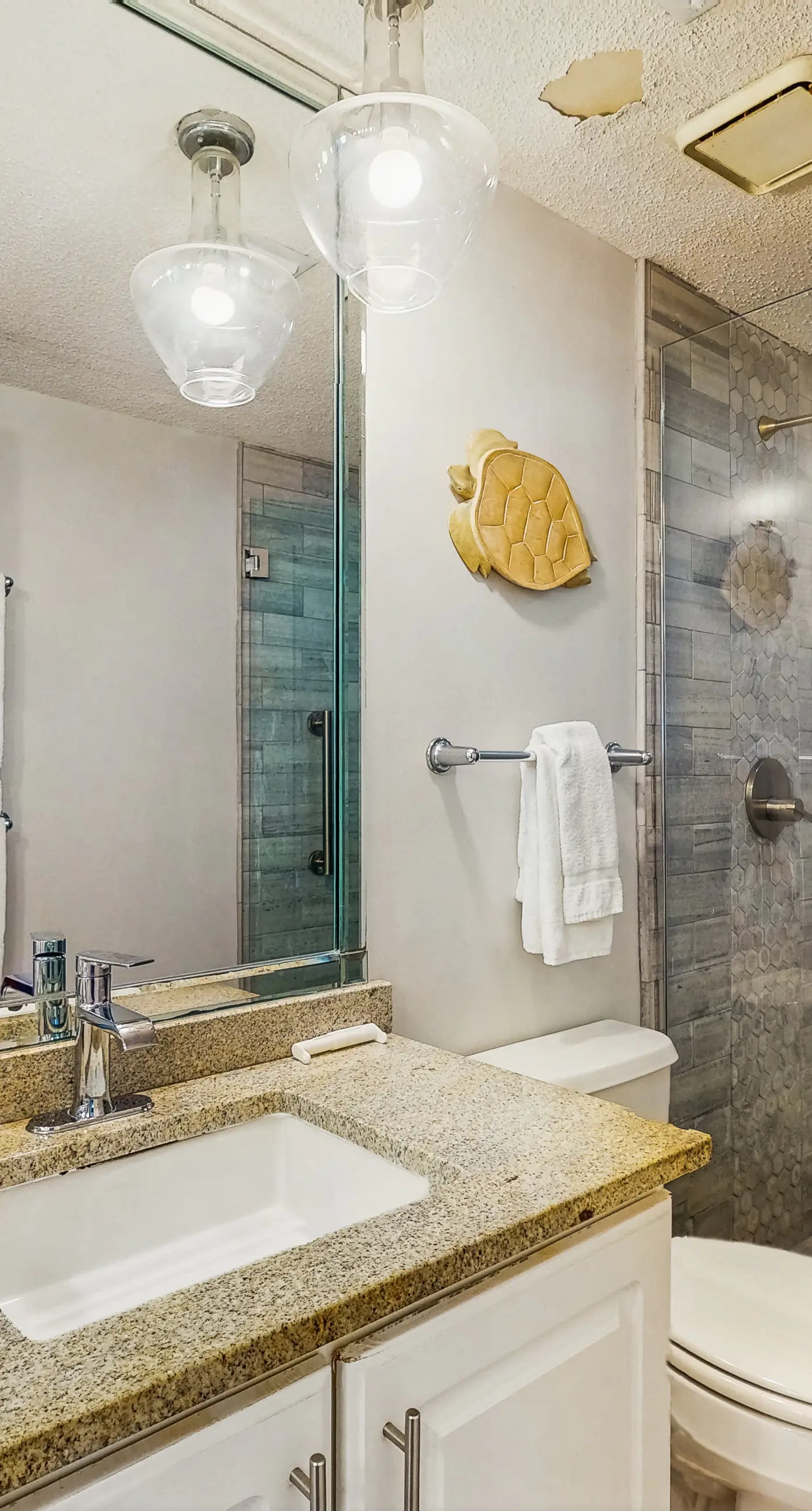 Gulf front condo w/ a shared hot tub, pools, tennis - snowbirds welcome
