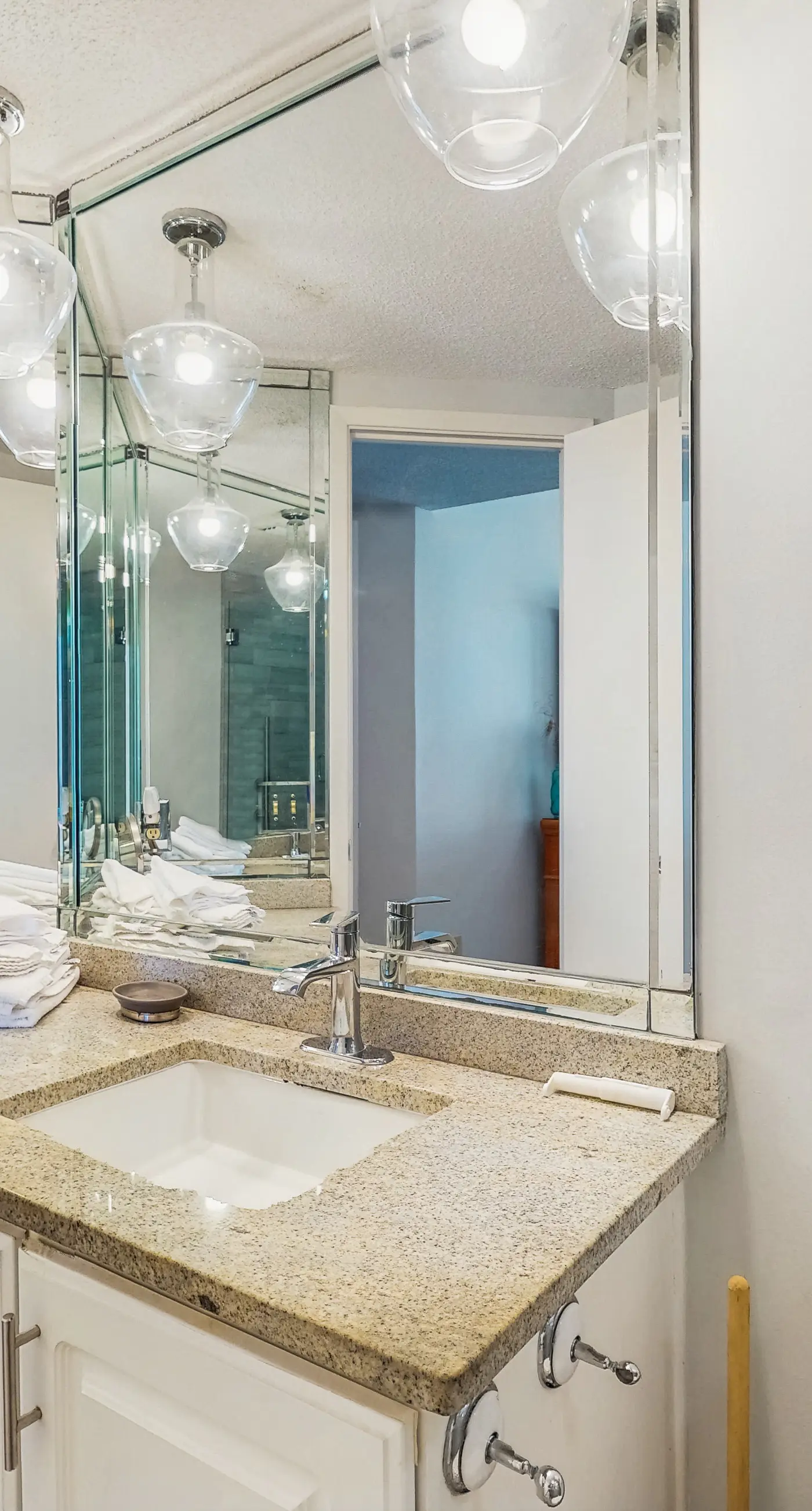 Gulf front condo w/ a shared hot tub, pools, tennis - snowbirds welcome