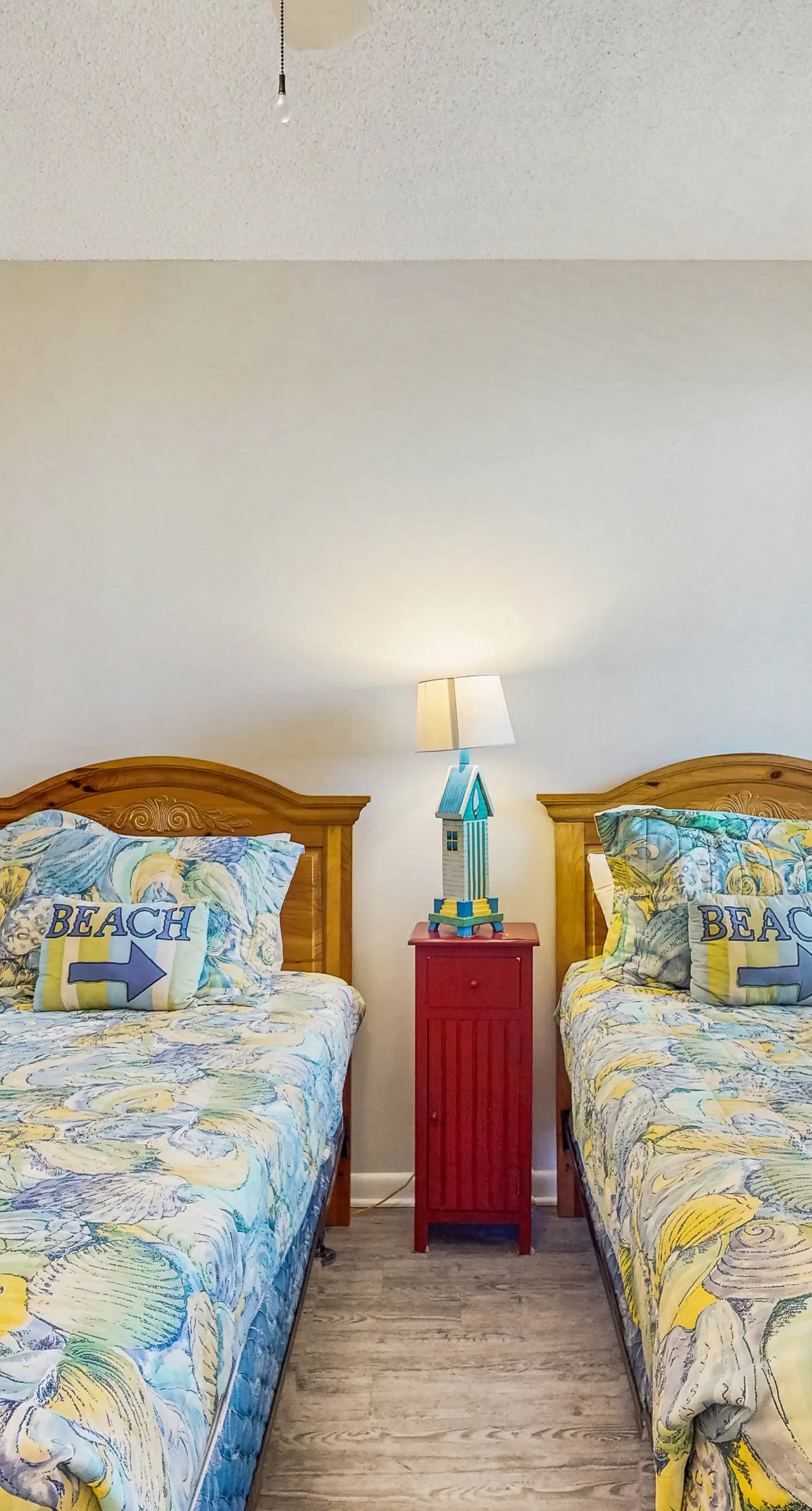 Gulf front condo w/ a shared hot tub, pools, tennis - snowbirds welcome
