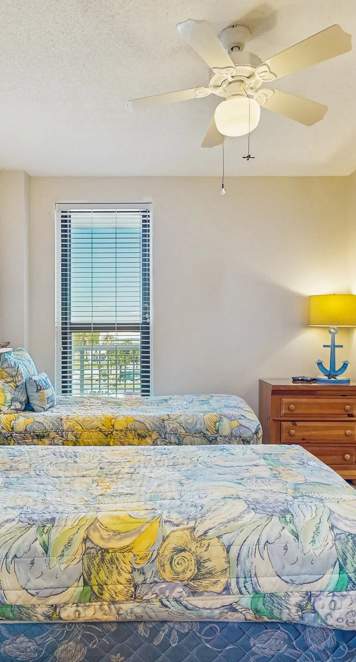 Gulf front condo w/ a shared hot tub, pools, tennis - snowbirds welcome