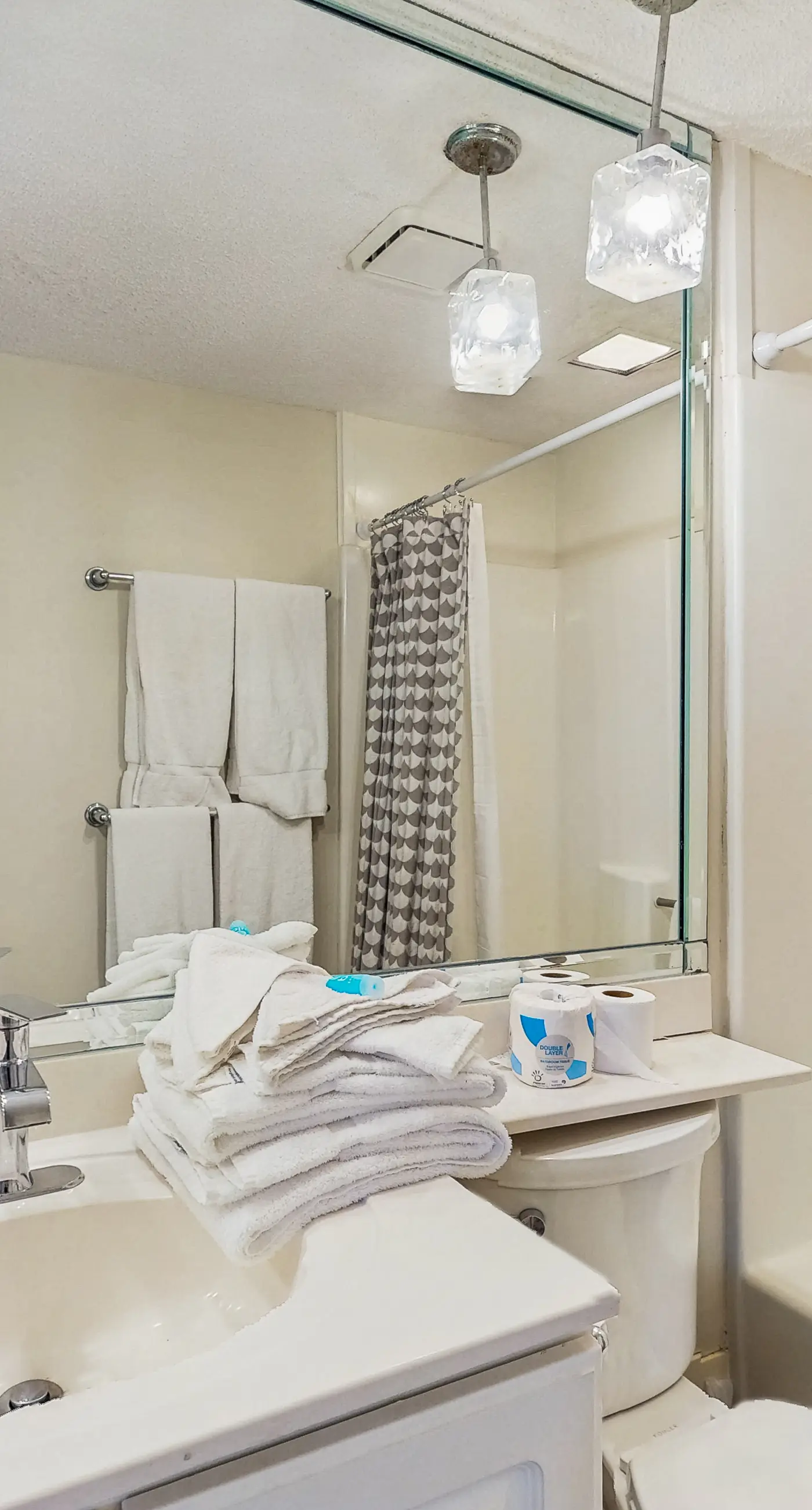 Gulf front condo w/ a shared hot tub, pools, tennis - snowbirds welcome