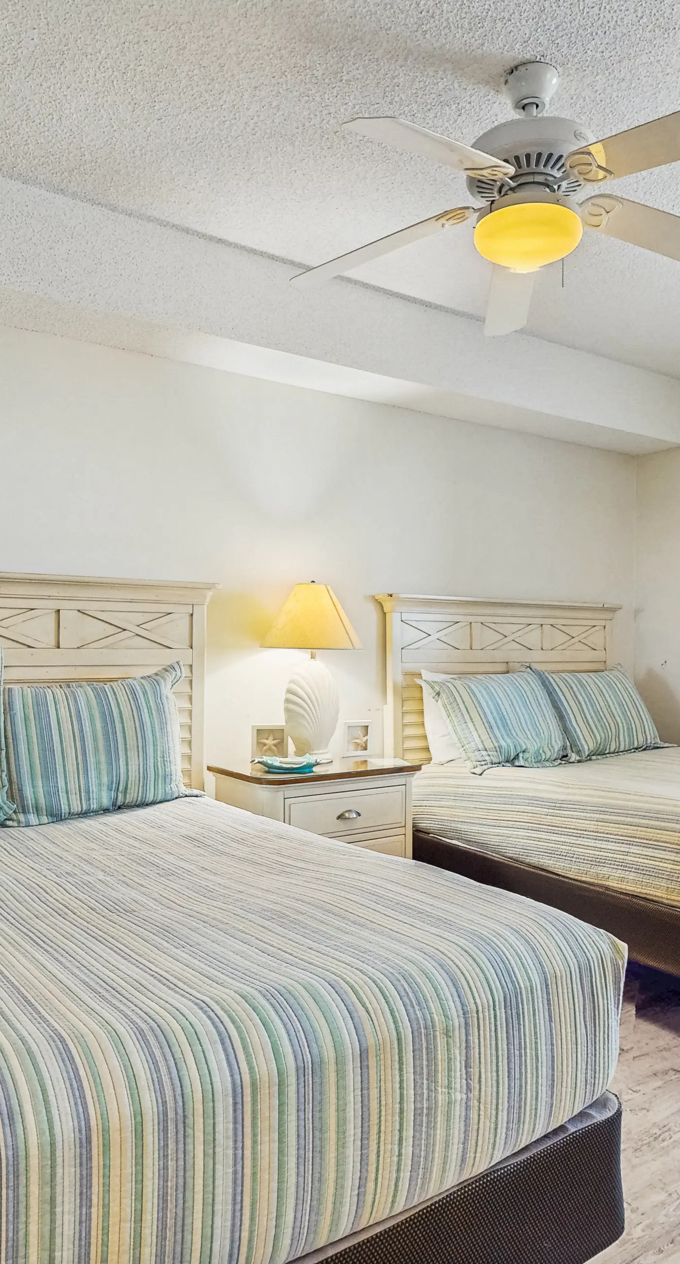 Gulf front condo w/ a shared hot tub, pools, tennis - snowbirds welcome