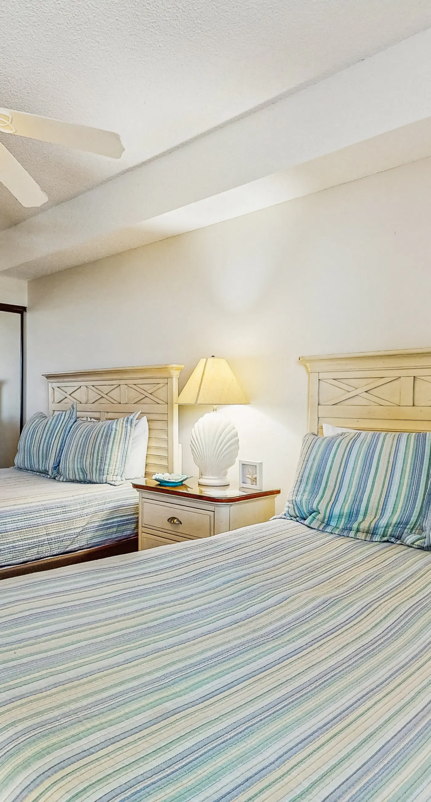 Gulf front condo w/ a shared hot tub, pools, tennis - snowbirds welcome