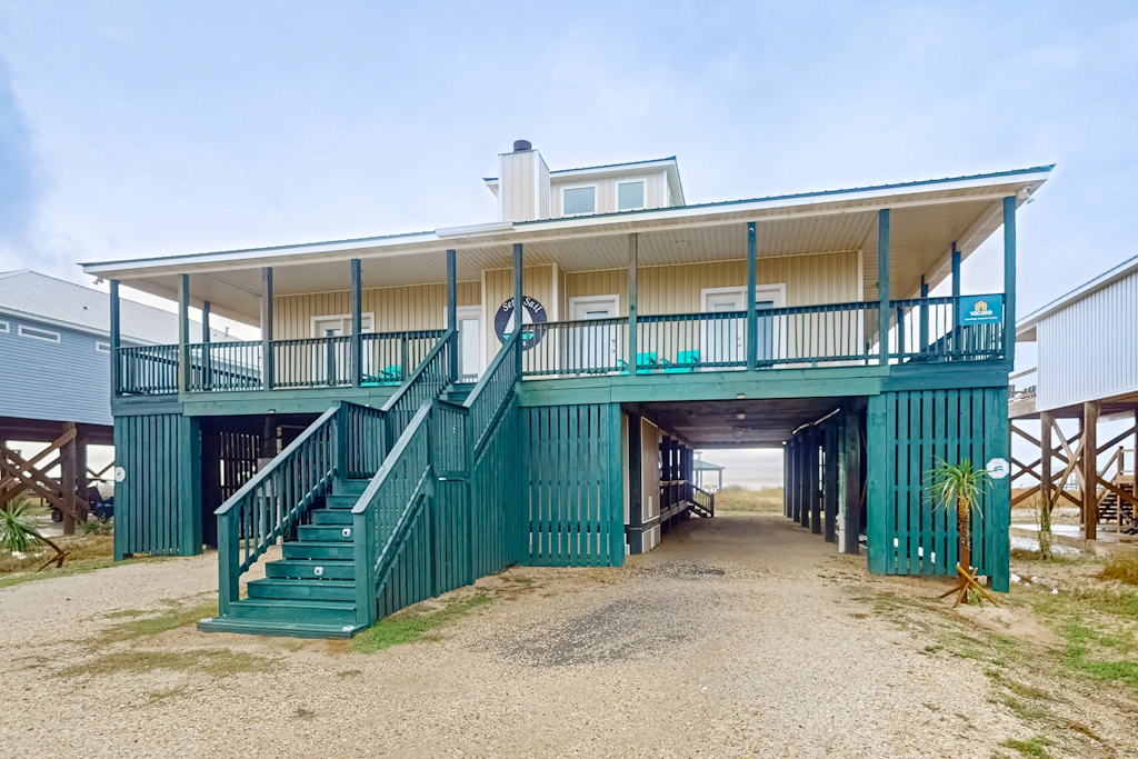 Bayfront home with wraparound deck & great water views - dog-friendly