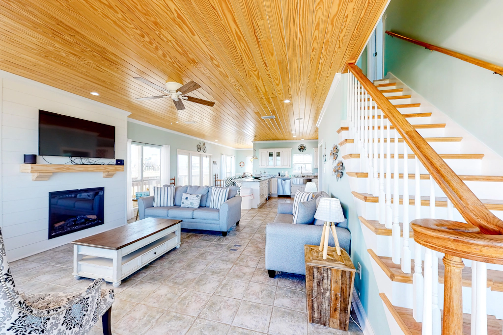 Charming bay-front home with WiFi, spacious wraparound porch, private deck