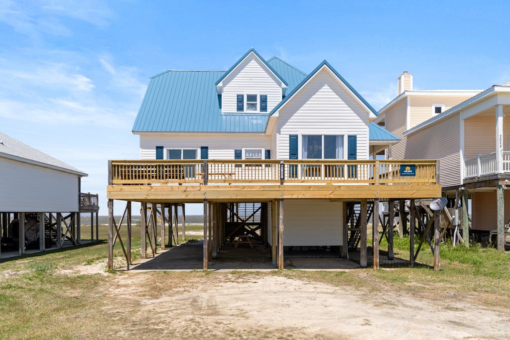 Charming bay-front home with WiFi, spacious wraparound porch, private deck
