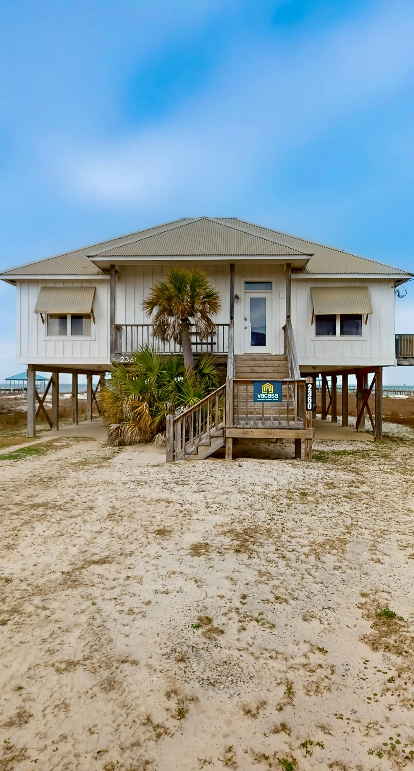 Chic Waterfront Dauphin Island cottage on white sandy beach