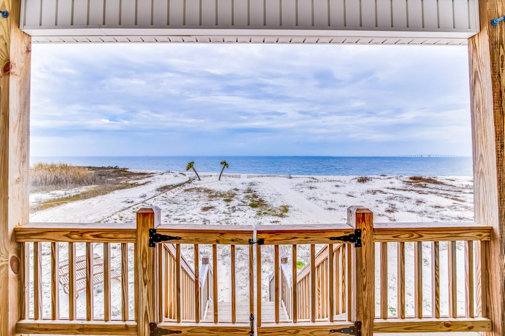 Dog-friendly, waterfront getaway, furnished patio