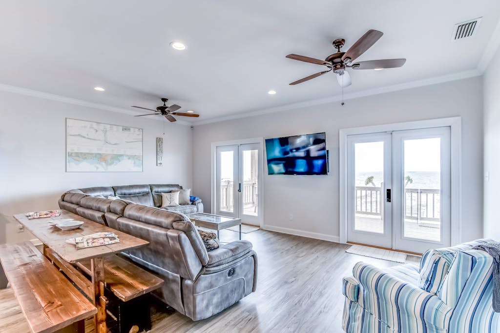 Dog-friendly, waterfront getaway, furnished patio