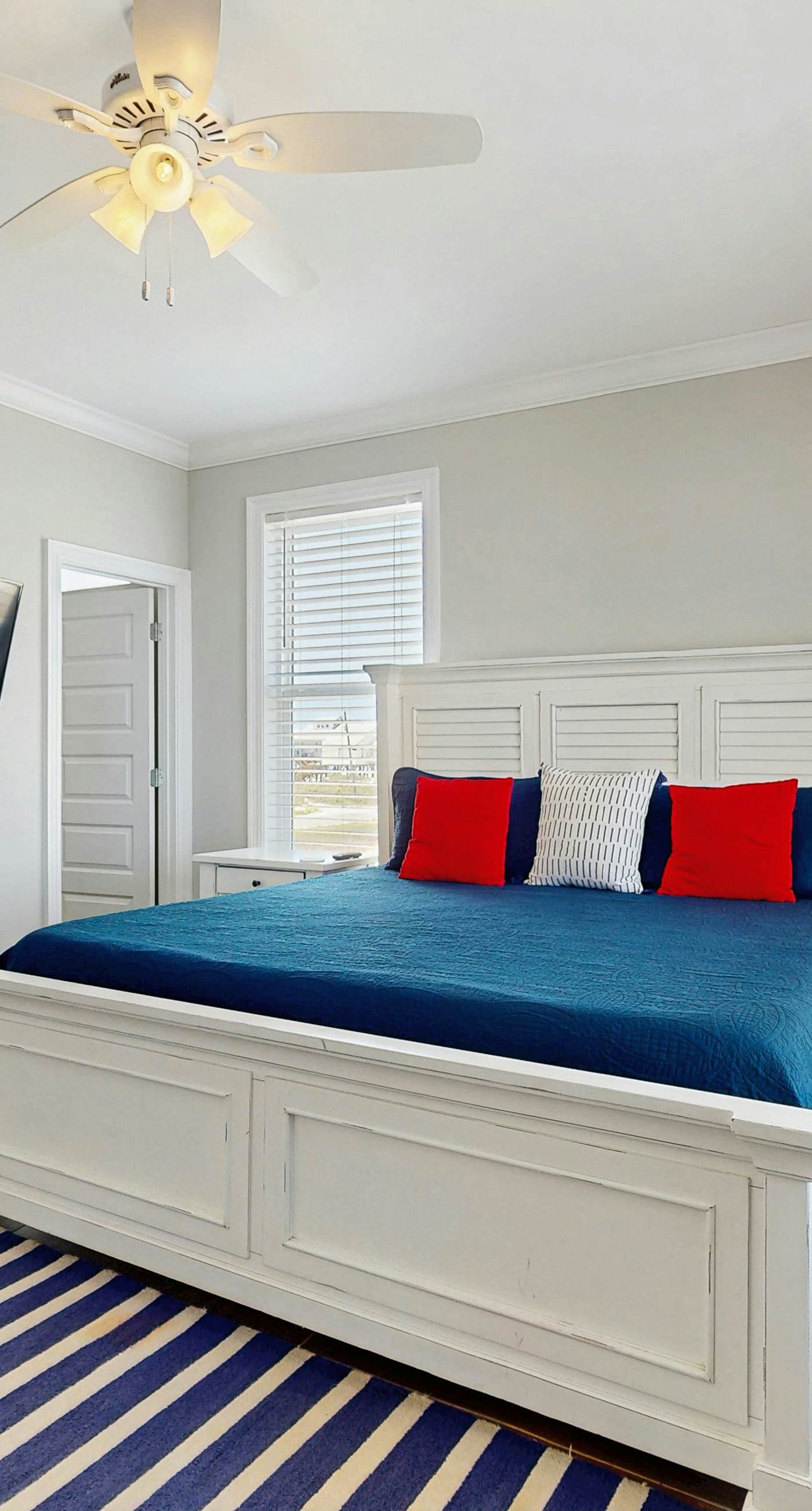 Stunning home with direct ocean views, private hot tub & grill - dogs welcome