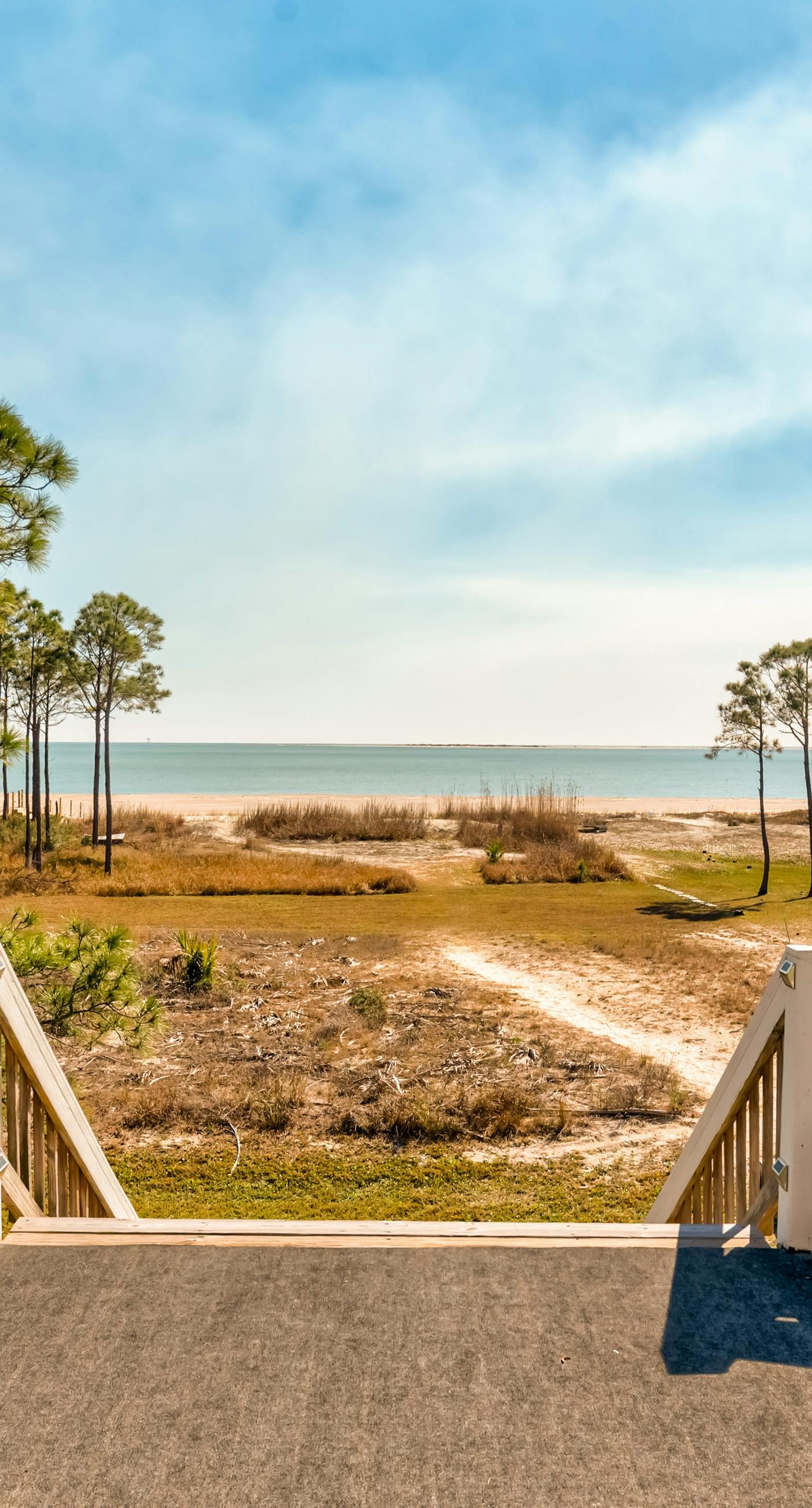 Tan Lanes! Cozy, affordable and direct access to the beach.