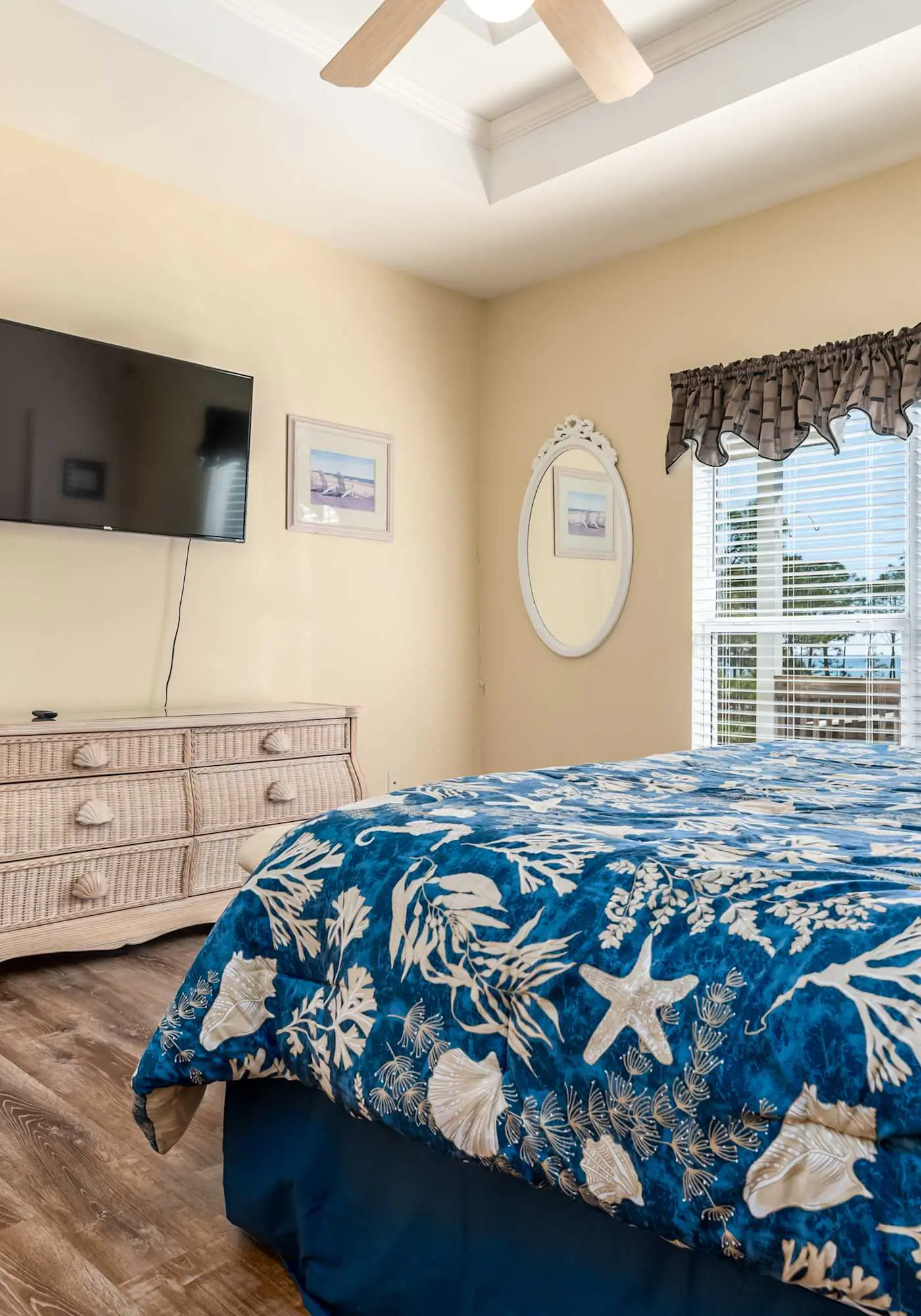 Tan Lanes! Cozy, affordable and direct access to the beach.