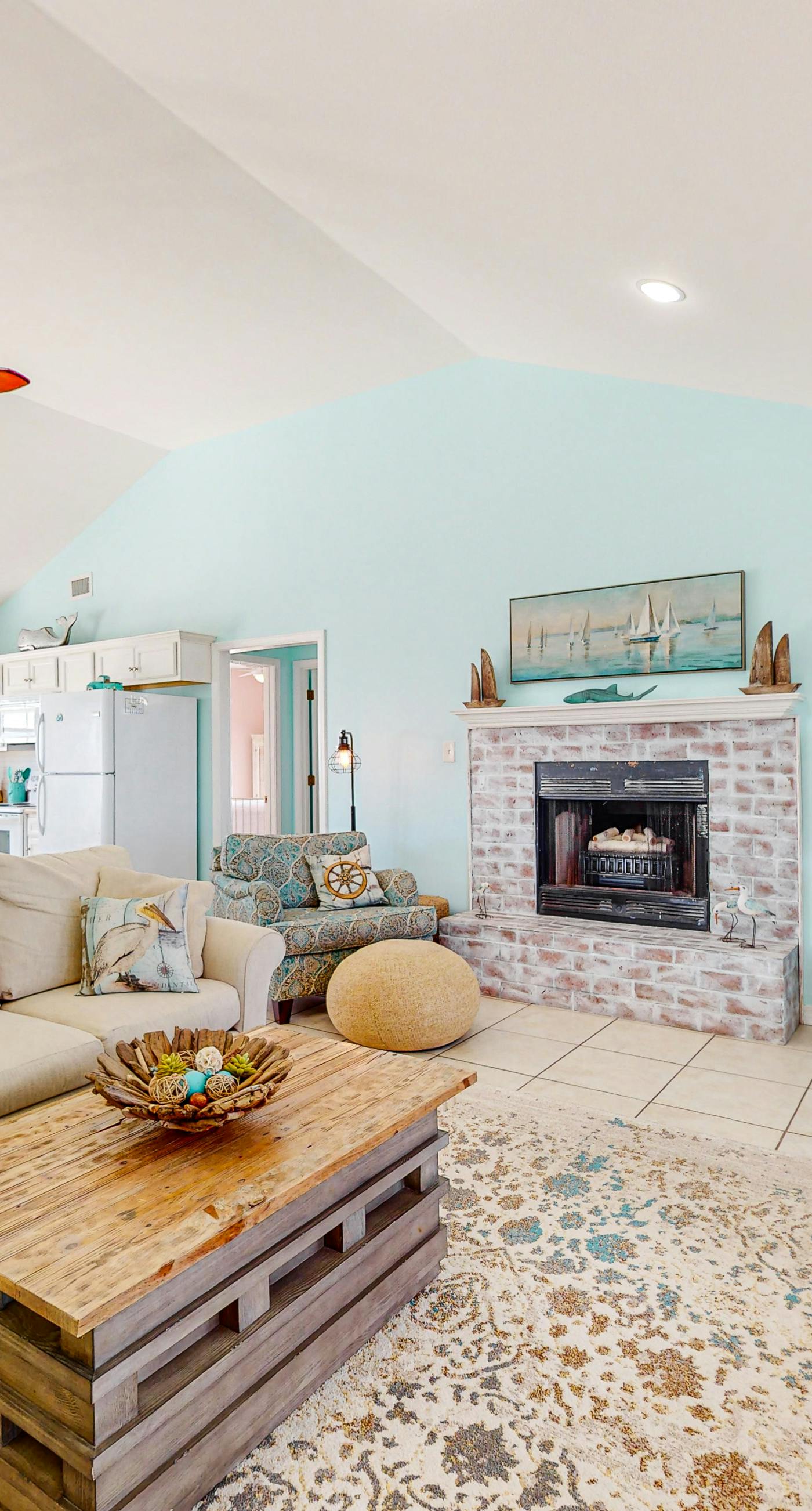 Bayfront retreat with lovely views, a screened porch & beach access