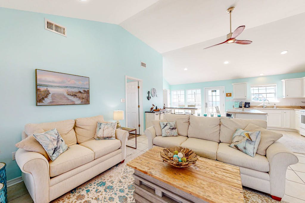 Bayfront retreat with lovely views, a screened porch & beach access