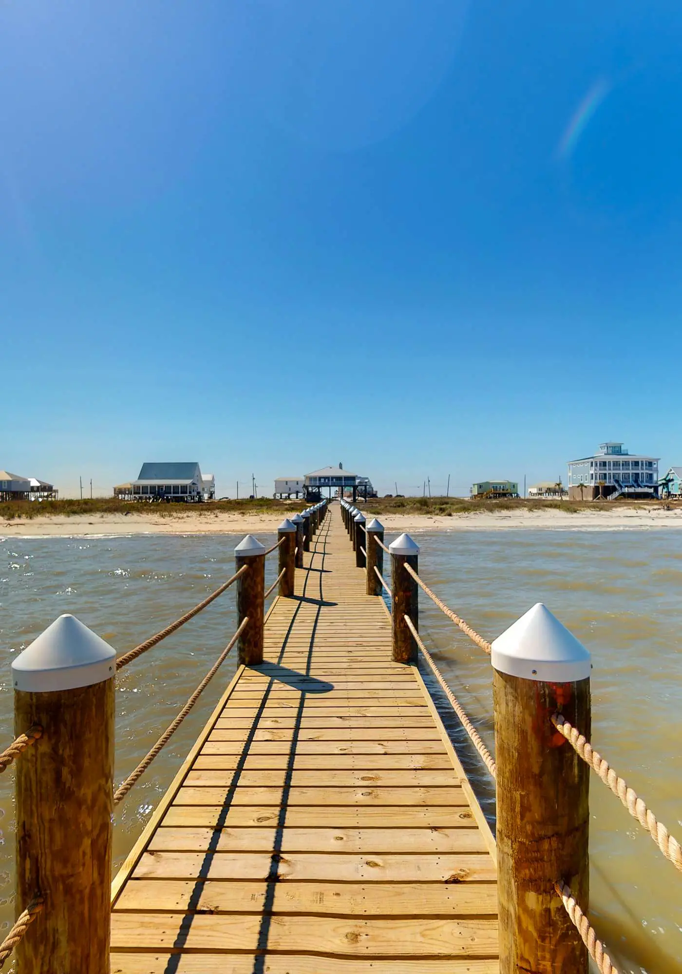 Bayfront retreat with lovely views, a screened porch & beach access