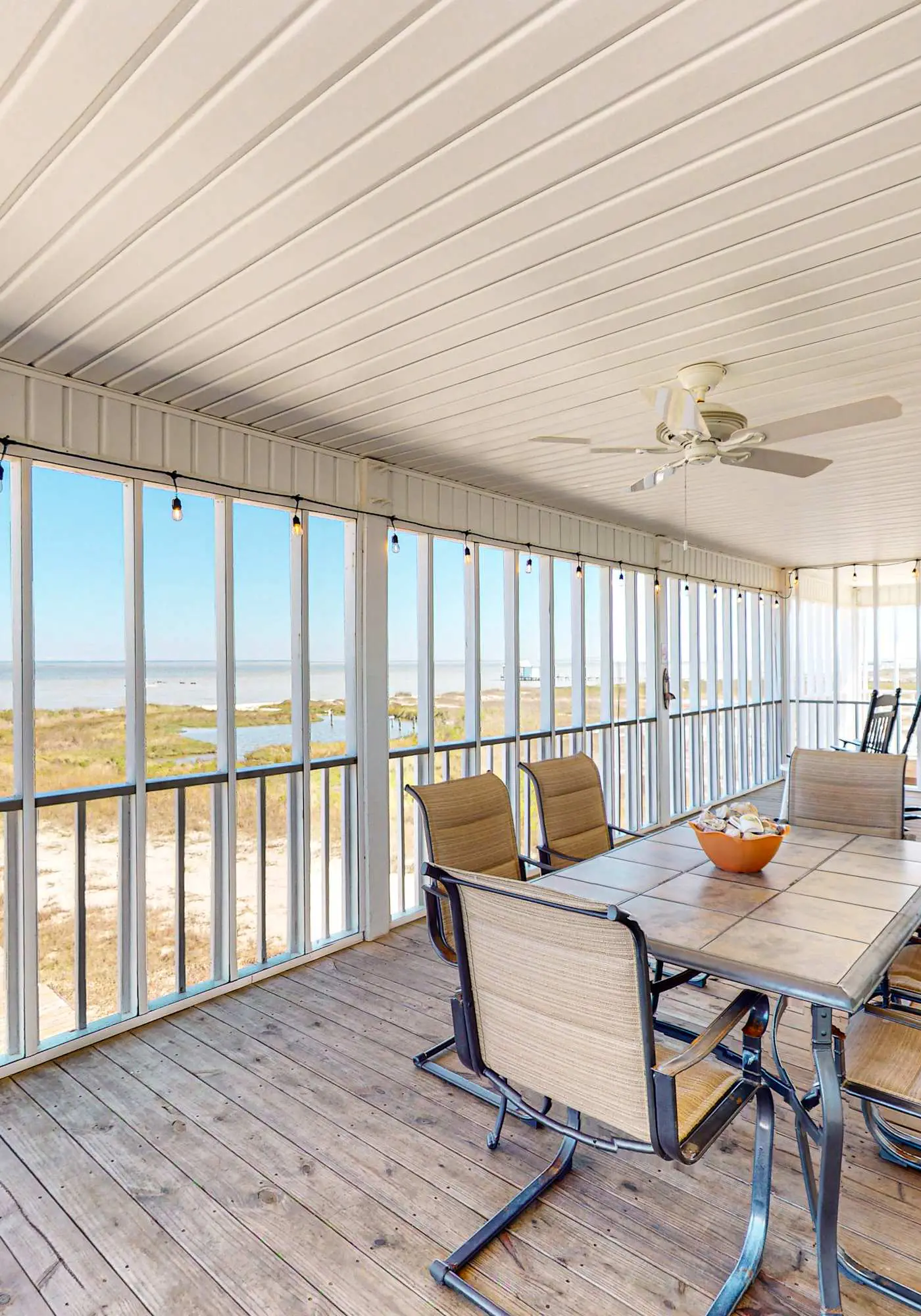 Bayfront retreat with lovely views, a screened porch & beach access