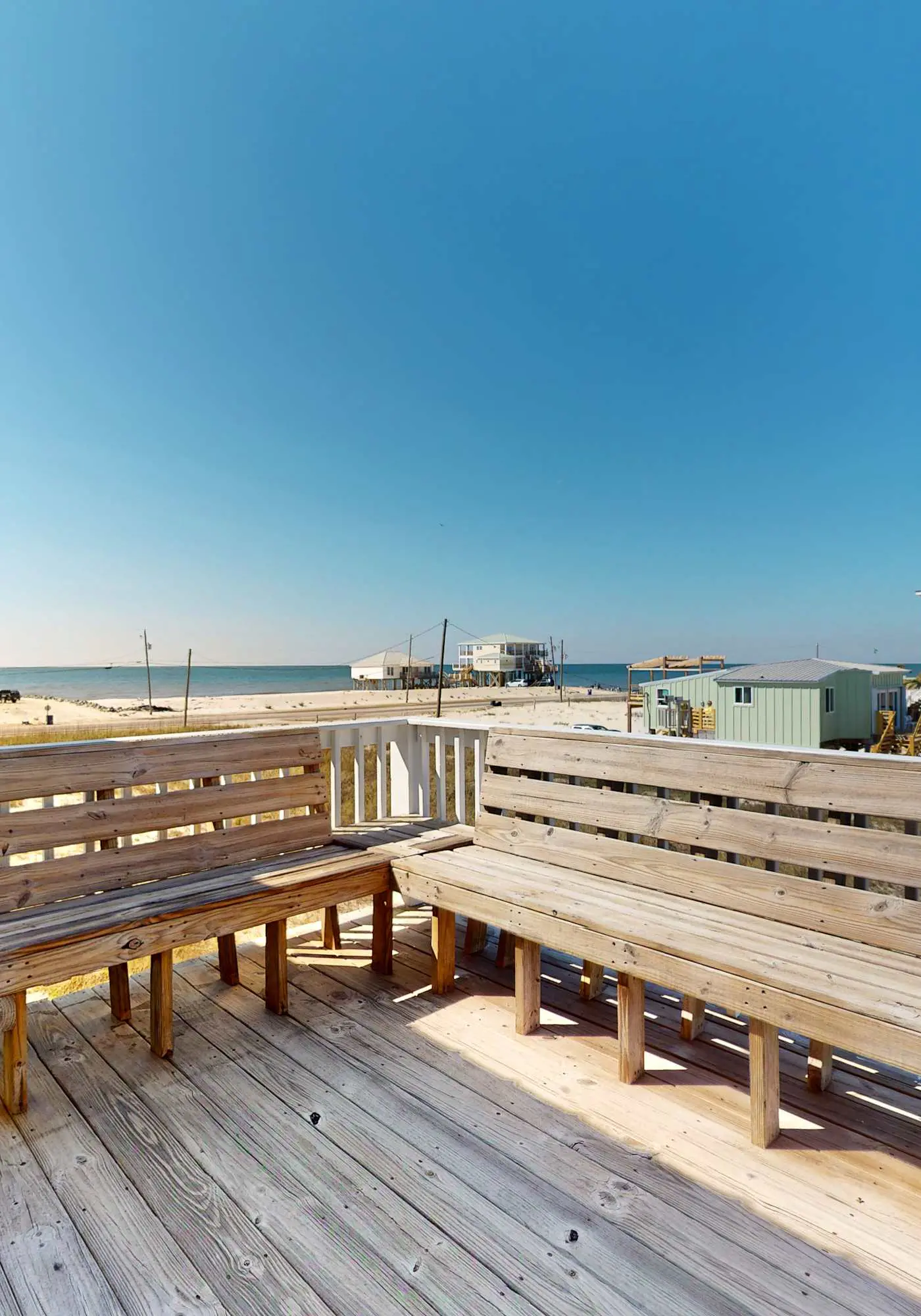 Bayfront retreat with lovely views, a screened porch & beach access