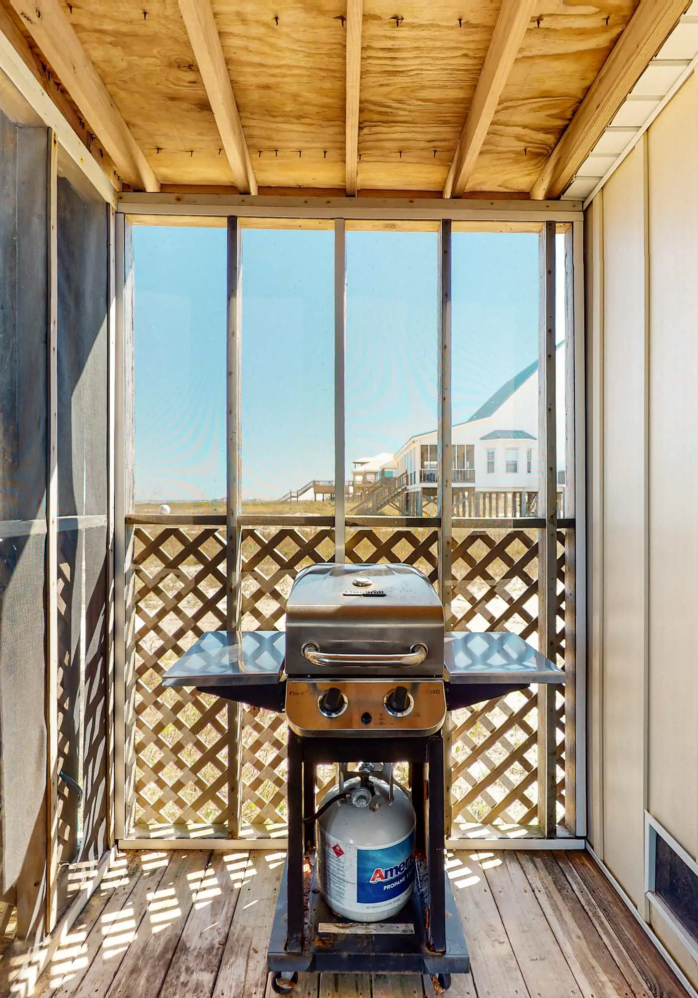 Bayfront retreat with lovely views, a screened porch & beach access