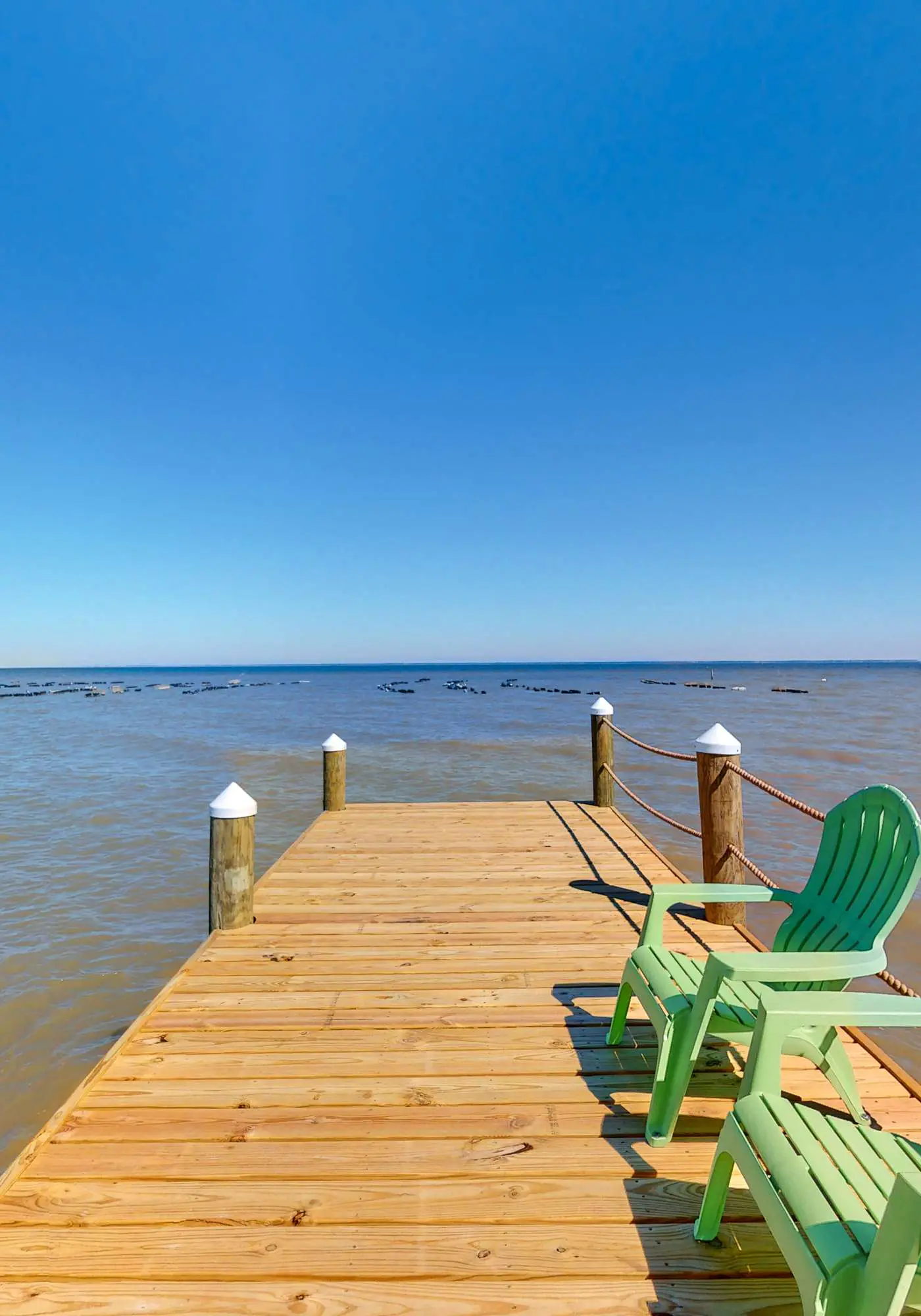 Bayfront retreat with lovely views, a screened porch & beach access