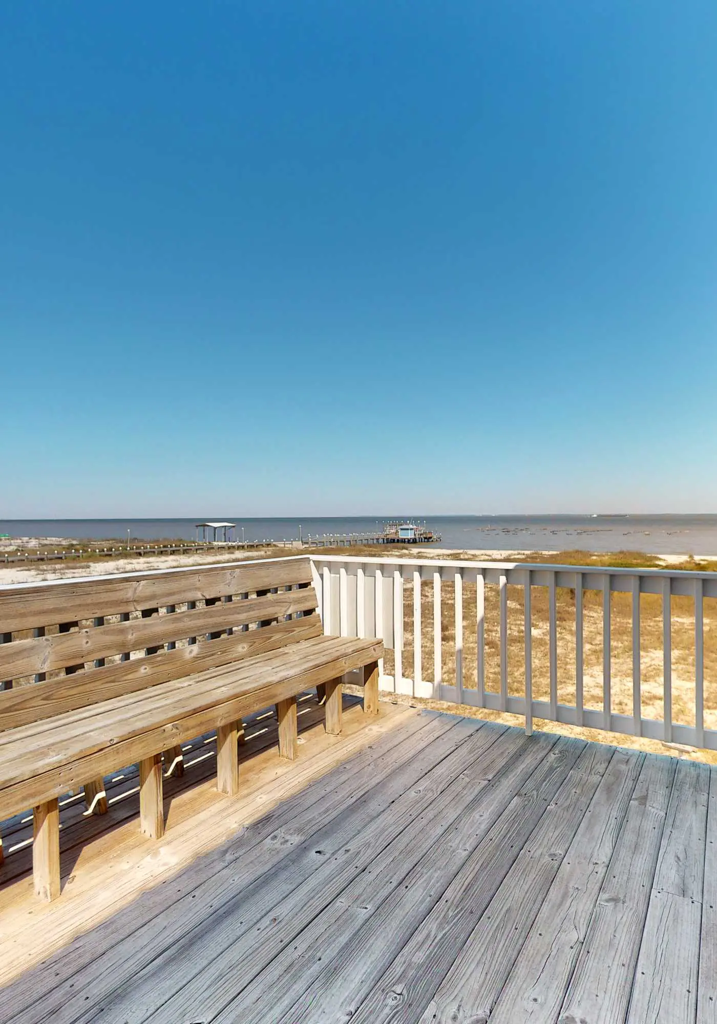 Bayfront retreat with lovely views, a screened porch & beach access