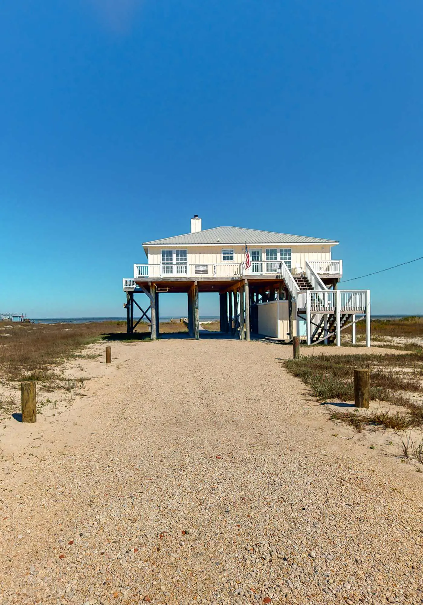 Bayfront retreat with lovely views, a screened porch & beach access