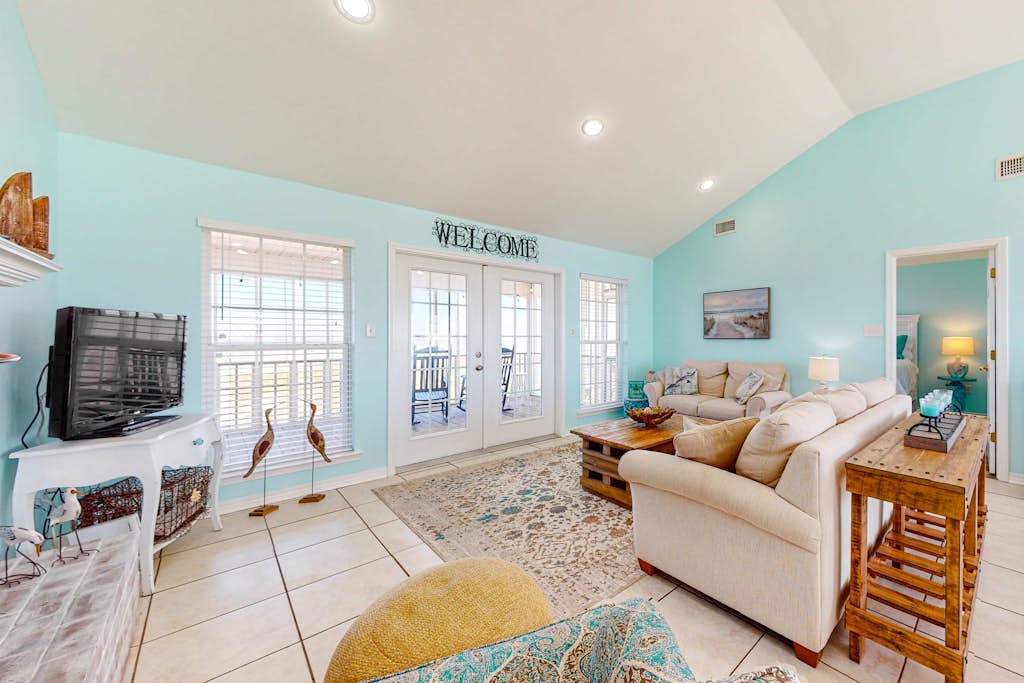 Bayfront retreat with lovely views, a screened porch & beach access
