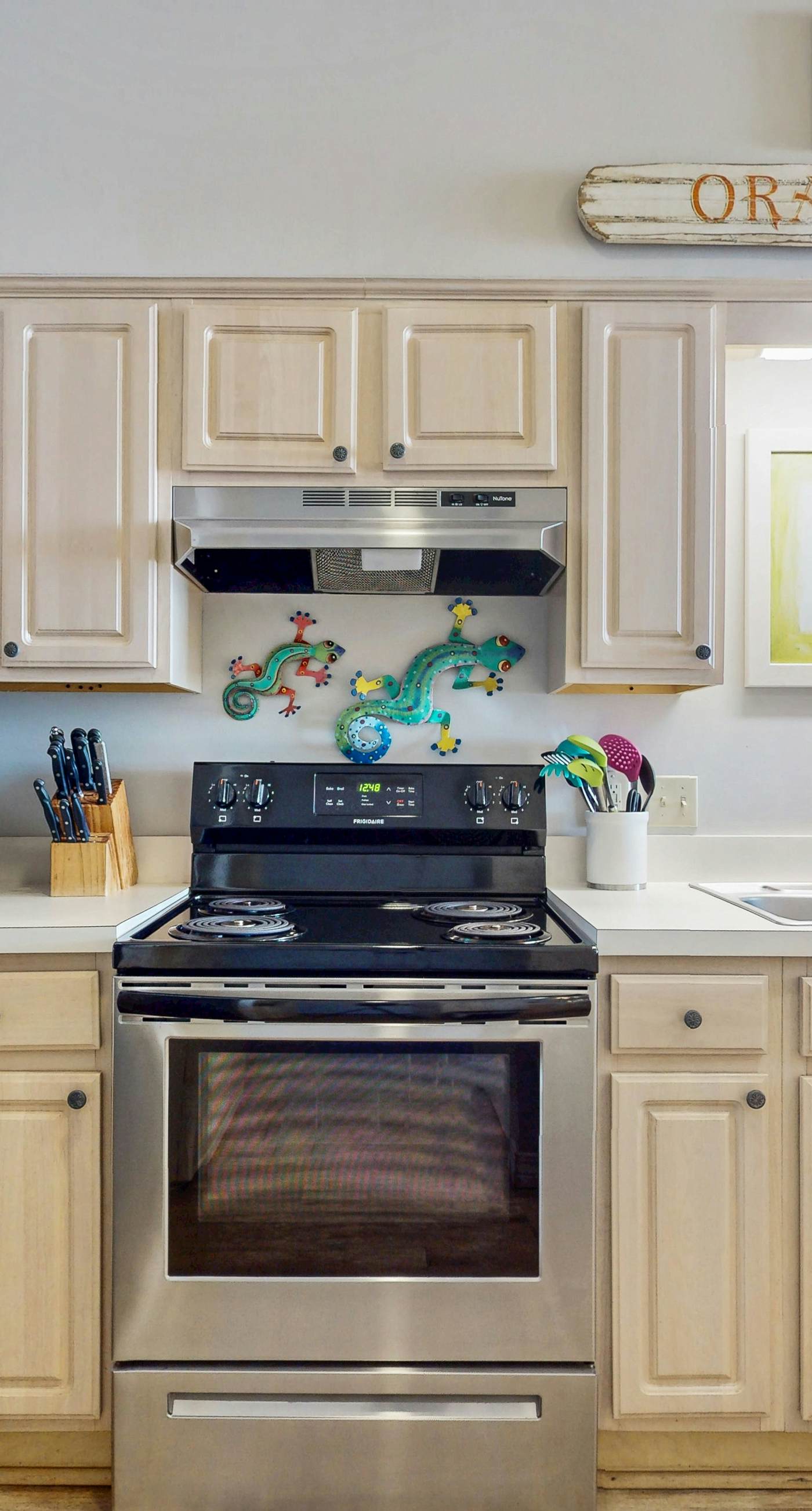 Beachfront condo with stunning views, pool, WiFi, and washer/dryer