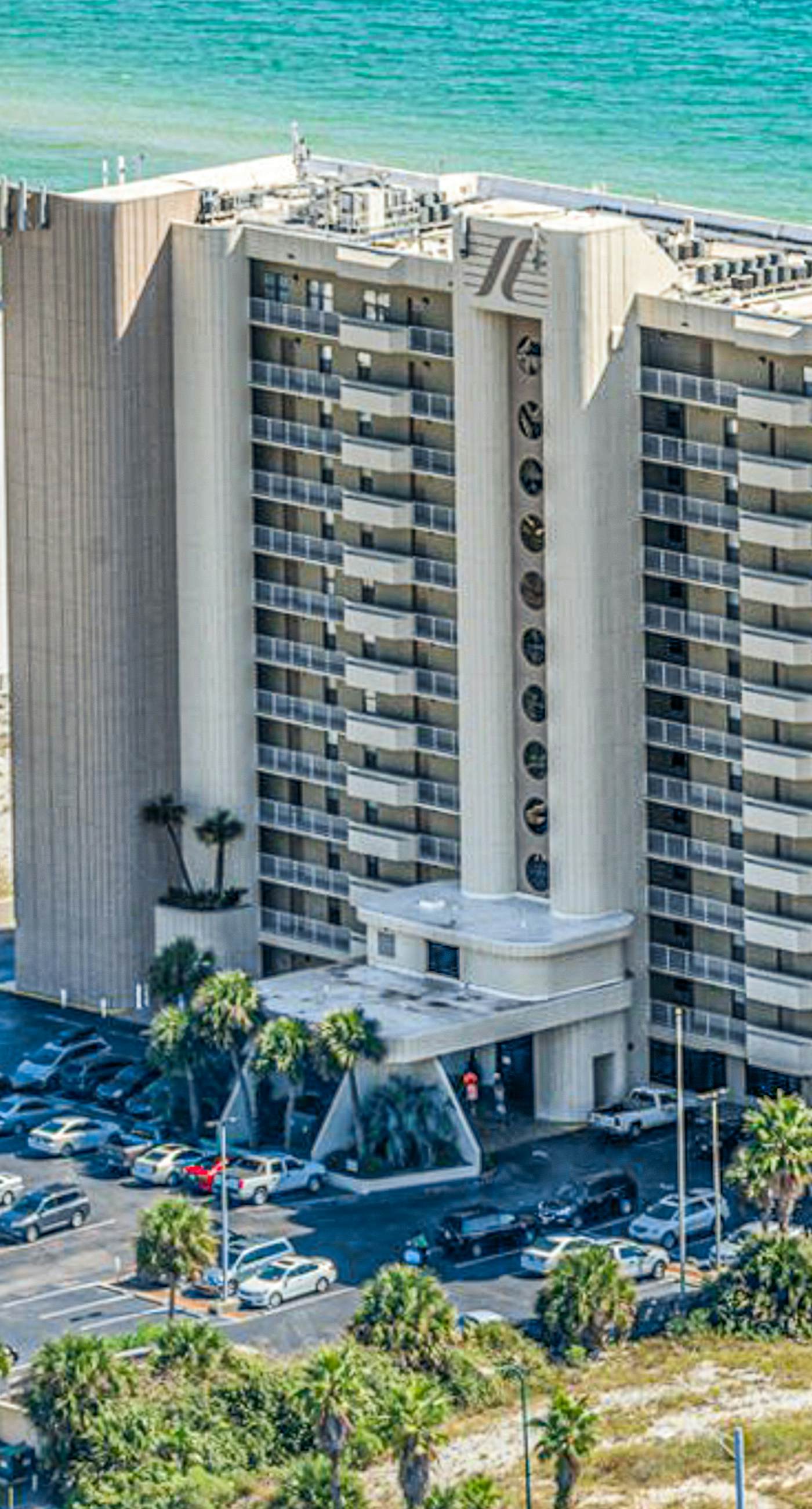 Beachfront condo with stunning views, pool, WiFi, and washer/dryer