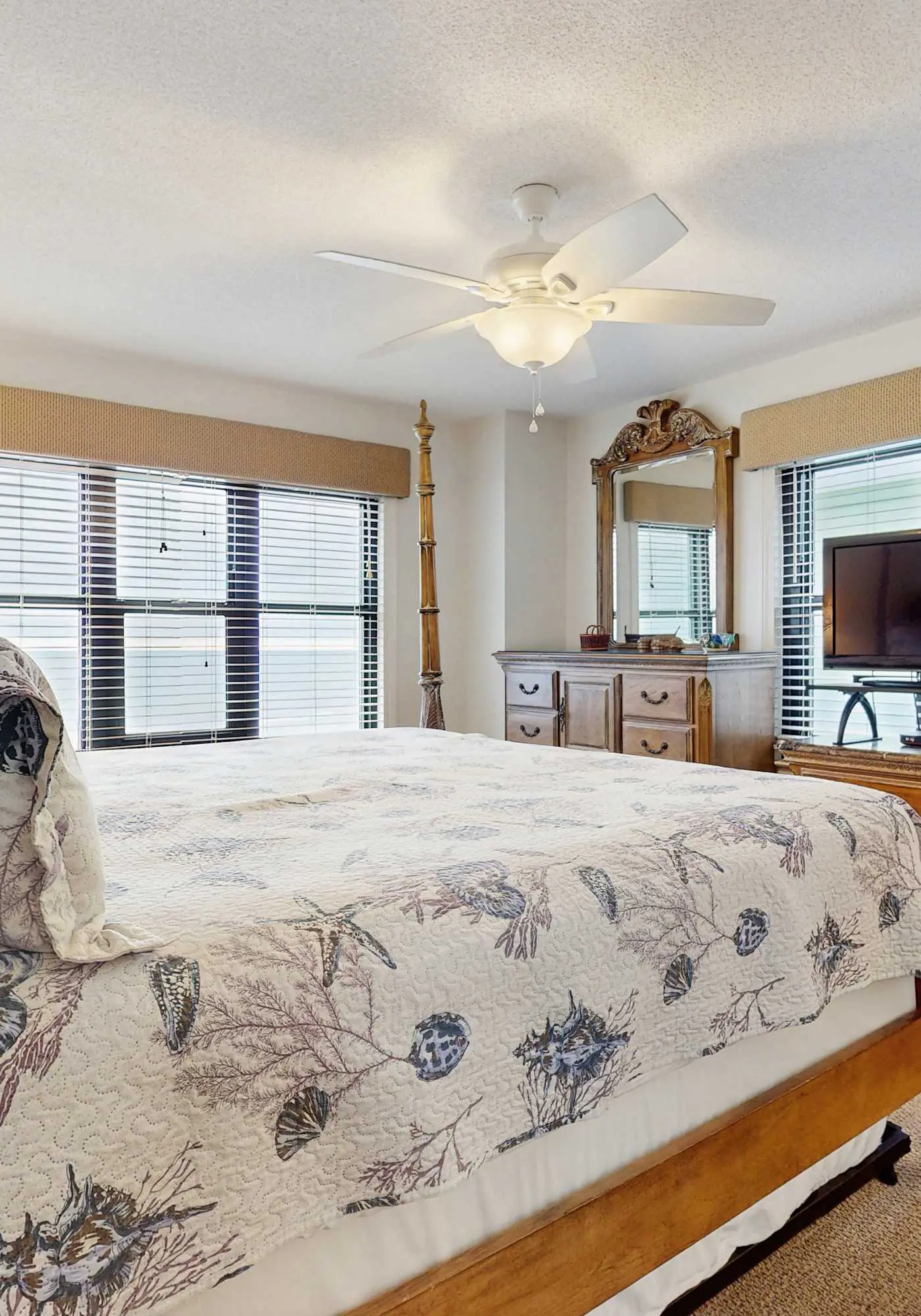 Beachfront condo with private balcony, shared pool, and hot tub