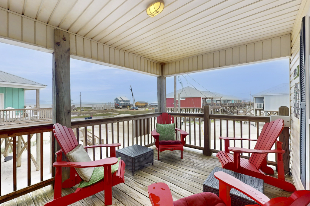 Beach Front house with breathtaking views, free WiFi, full kitchen