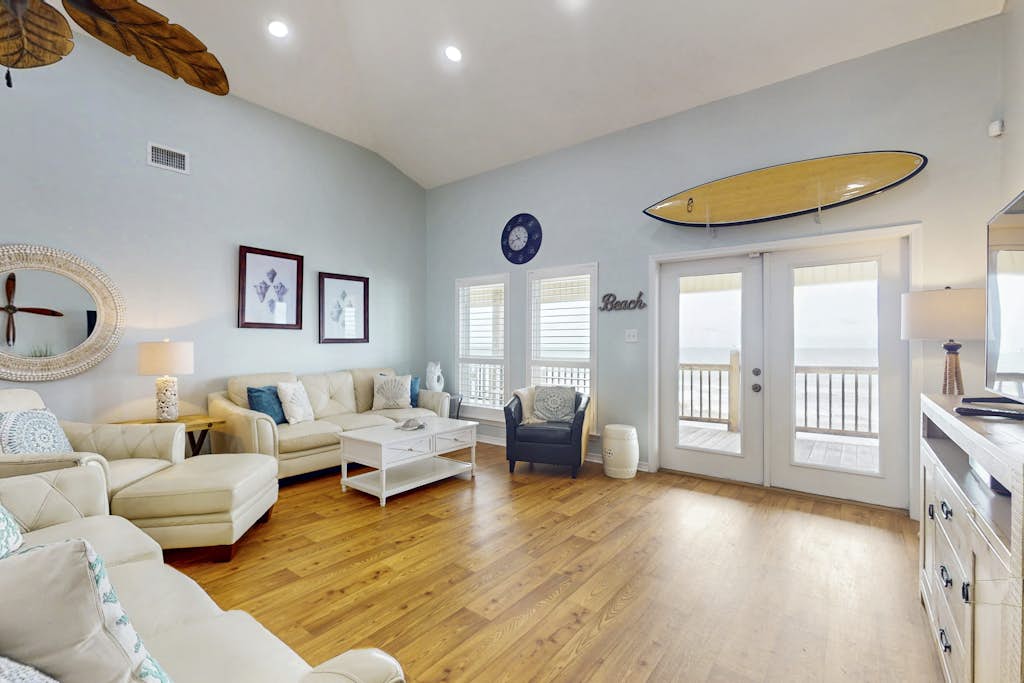 Beach Front house with breathtaking views, free WiFi, full kitchen