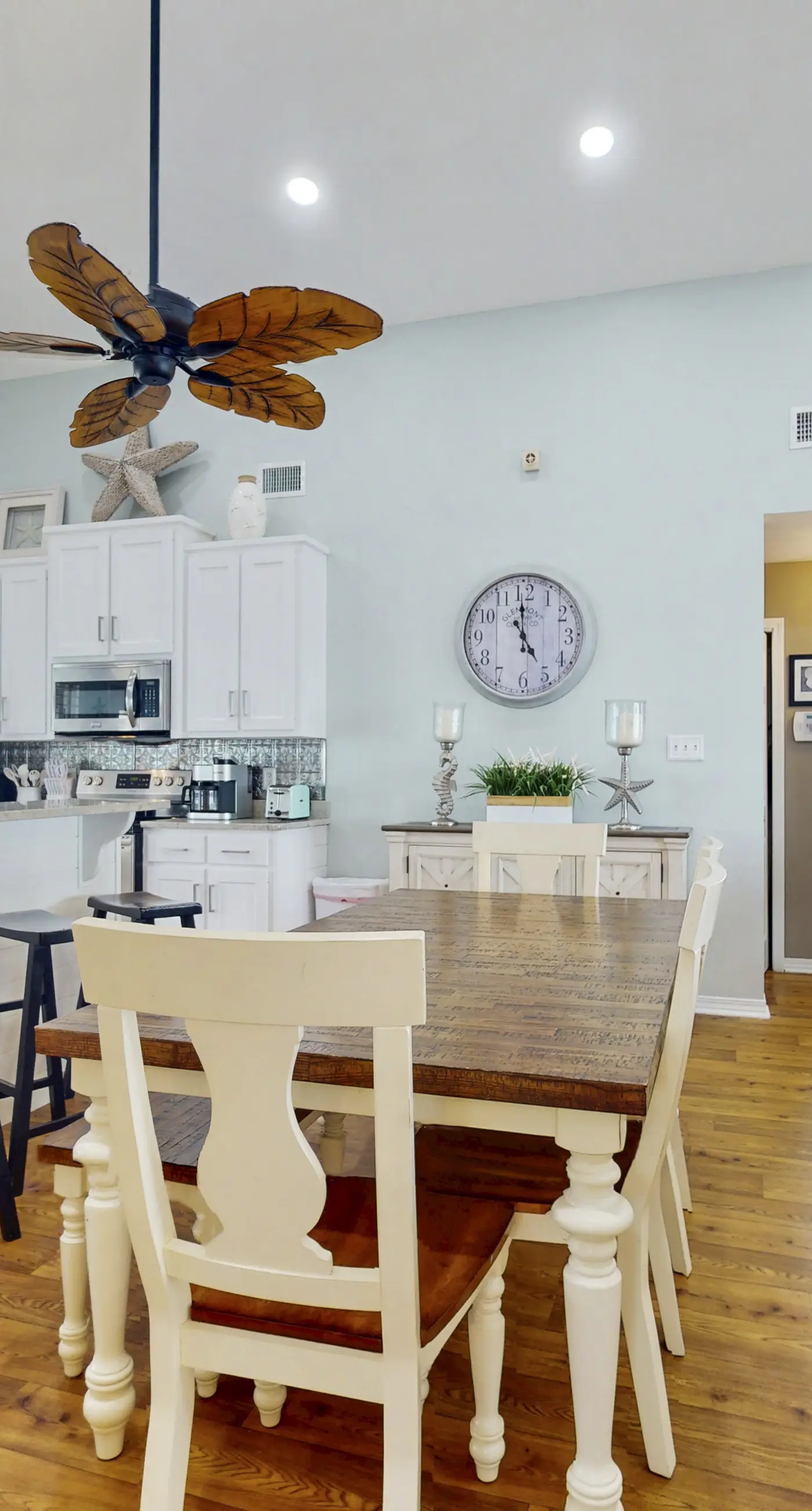 Beach Front house with breathtaking views, free WiFi, full kitchen
