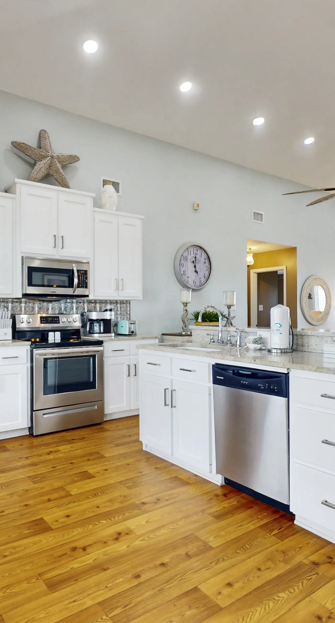 Beach Front house with breathtaking views, free WiFi, full kitchen