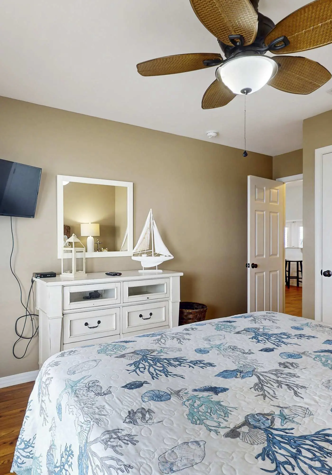 Beach Front house with breathtaking views, free WiFi, full kitchen