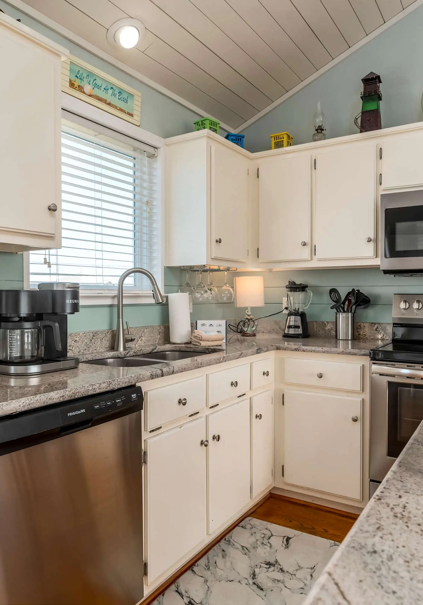 Dog-friendly seaside home with WiFi, deck, amazing views, minutes from beach