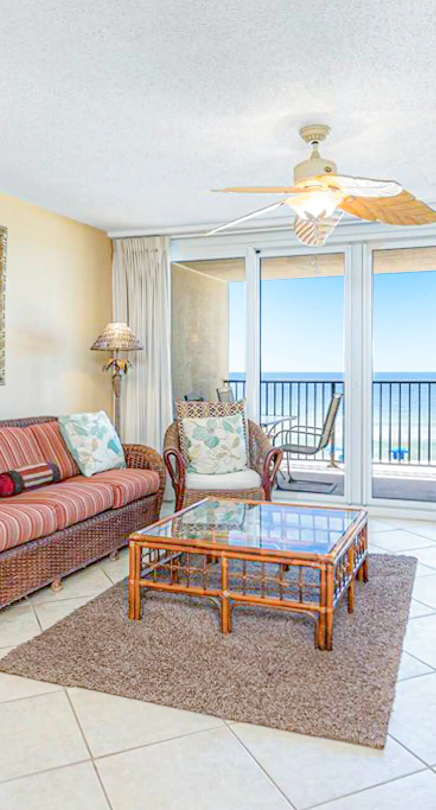 Beautiful resort condo at the foot of the beach with pool, WiFi, central AC