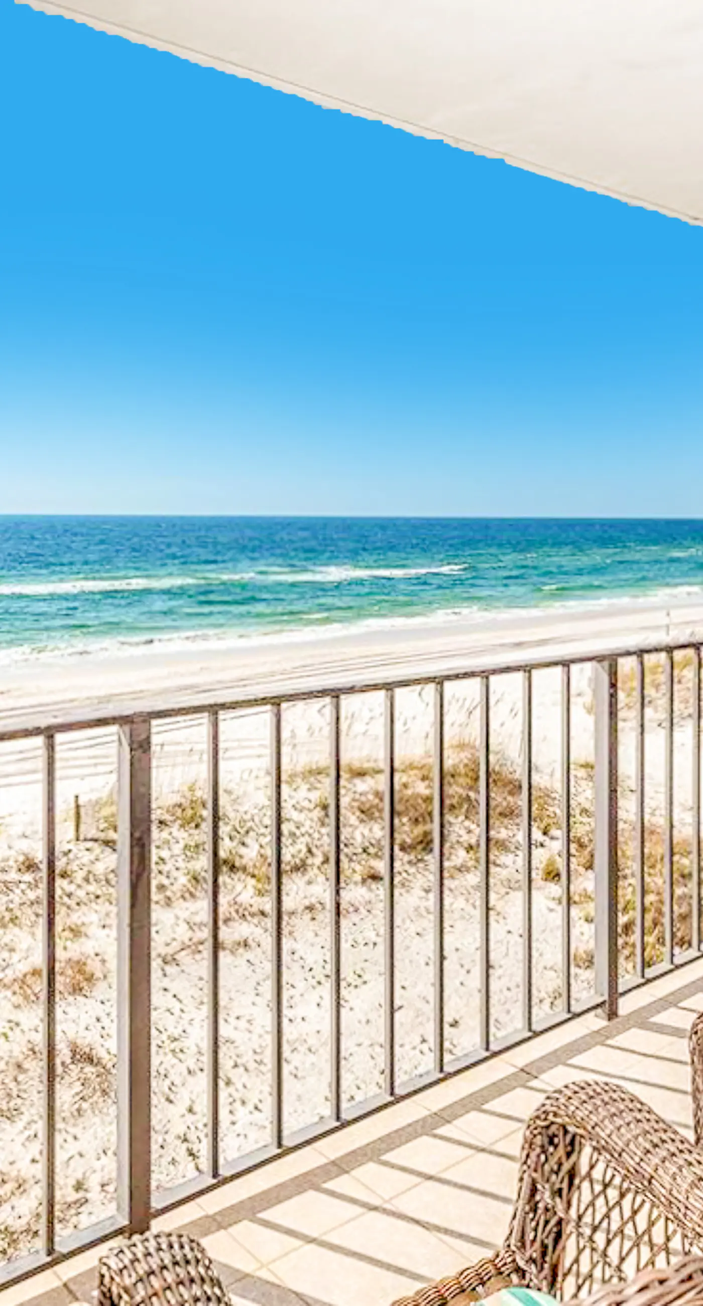 Beautiful resort condo at the foot of the beach with pool, WiFi, central AC