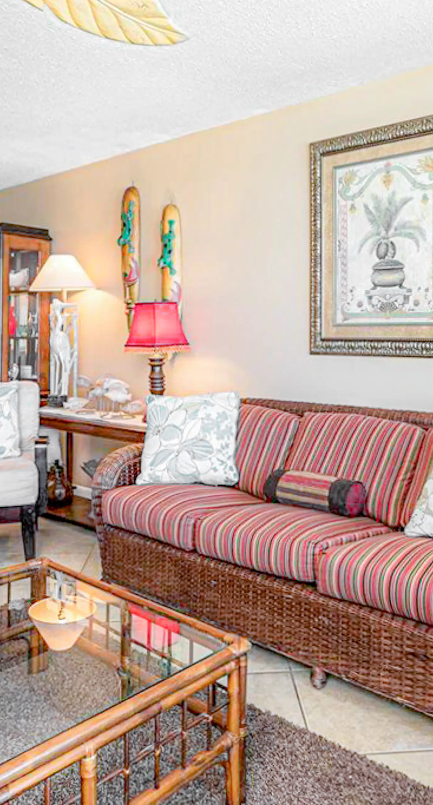 Beautiful resort condo at the foot of the beach with pool, WiFi, central AC