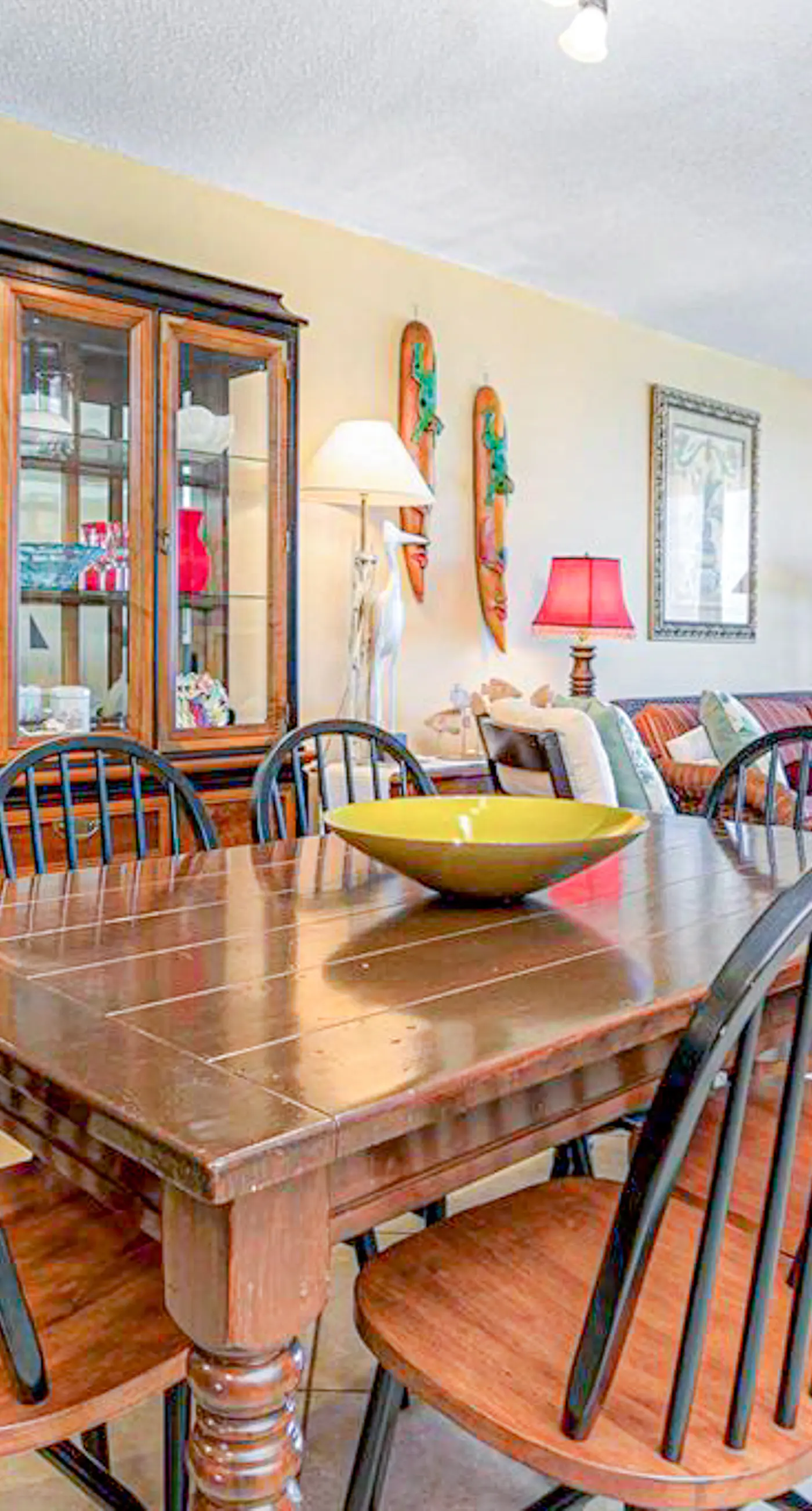 Beautiful resort condo at the foot of the beach with pool, WiFi, central AC